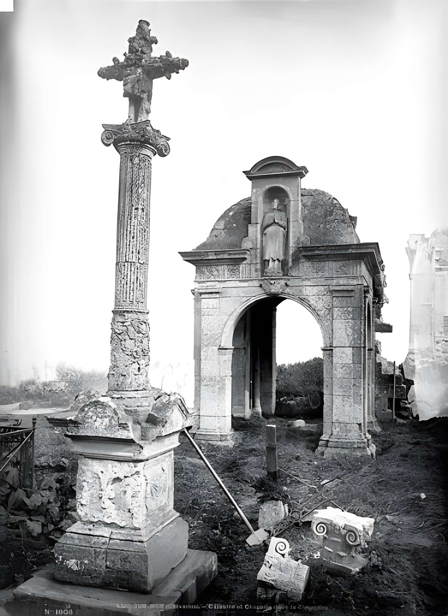 Croix du cimetière de Luc-sur-Mer
