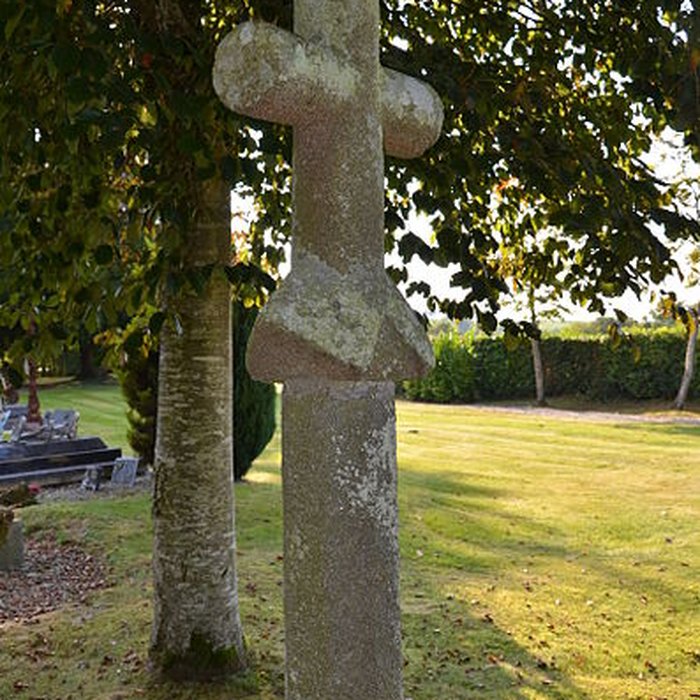 Photo de Croix du cimetière de Malloué
