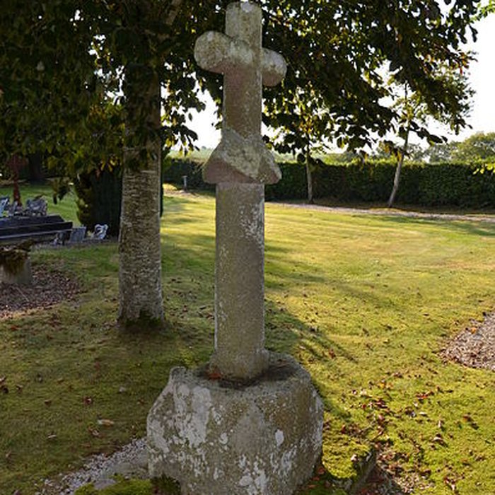 Photo de Croix du cimetière de Malloué