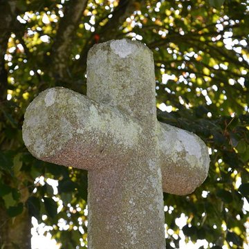 Croix du cimetière de Malloué