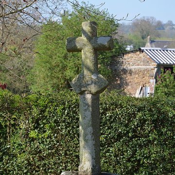 Croix du cimetière de Malloué