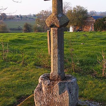 Croix du cimetière de Malloué