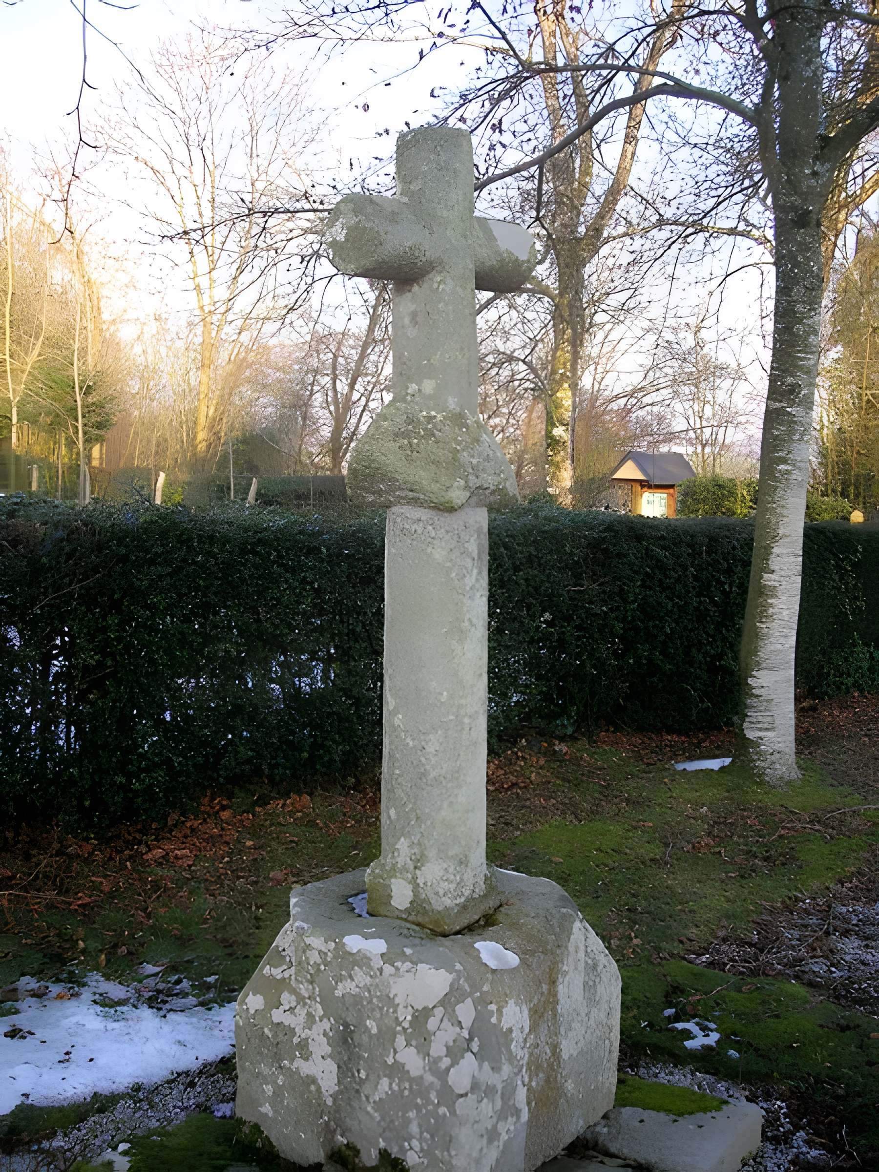 Croix du cimetière de Malloué