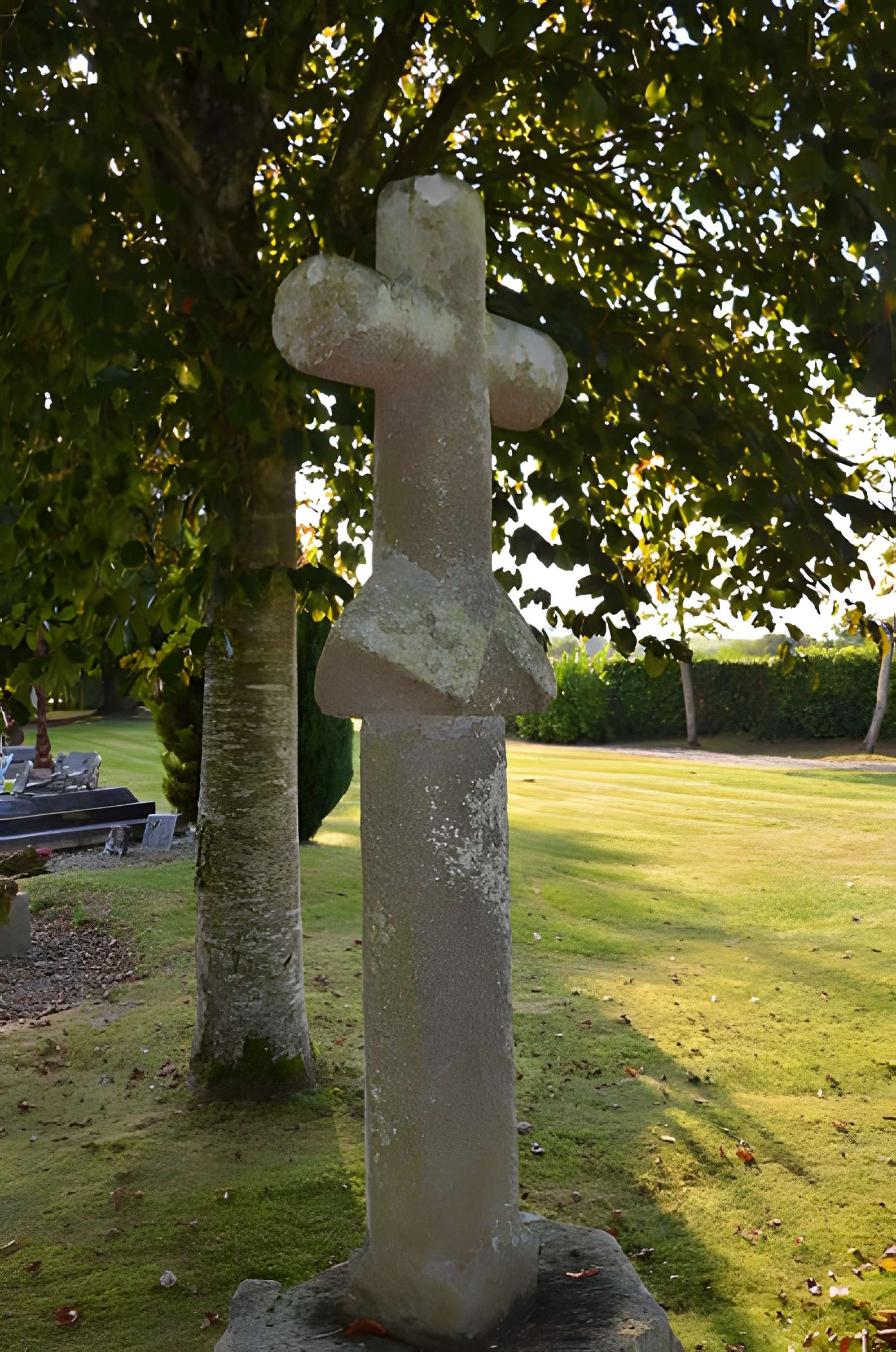 Croix du cimetière de Malloué