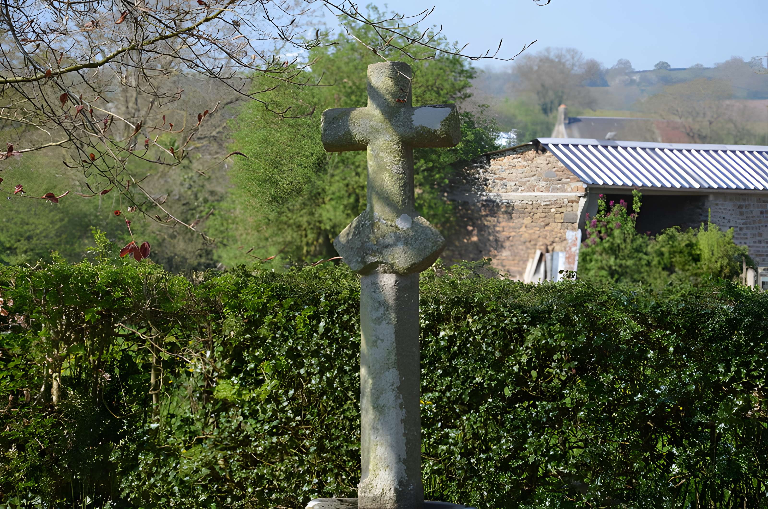 Croix du cimetière de Malloué