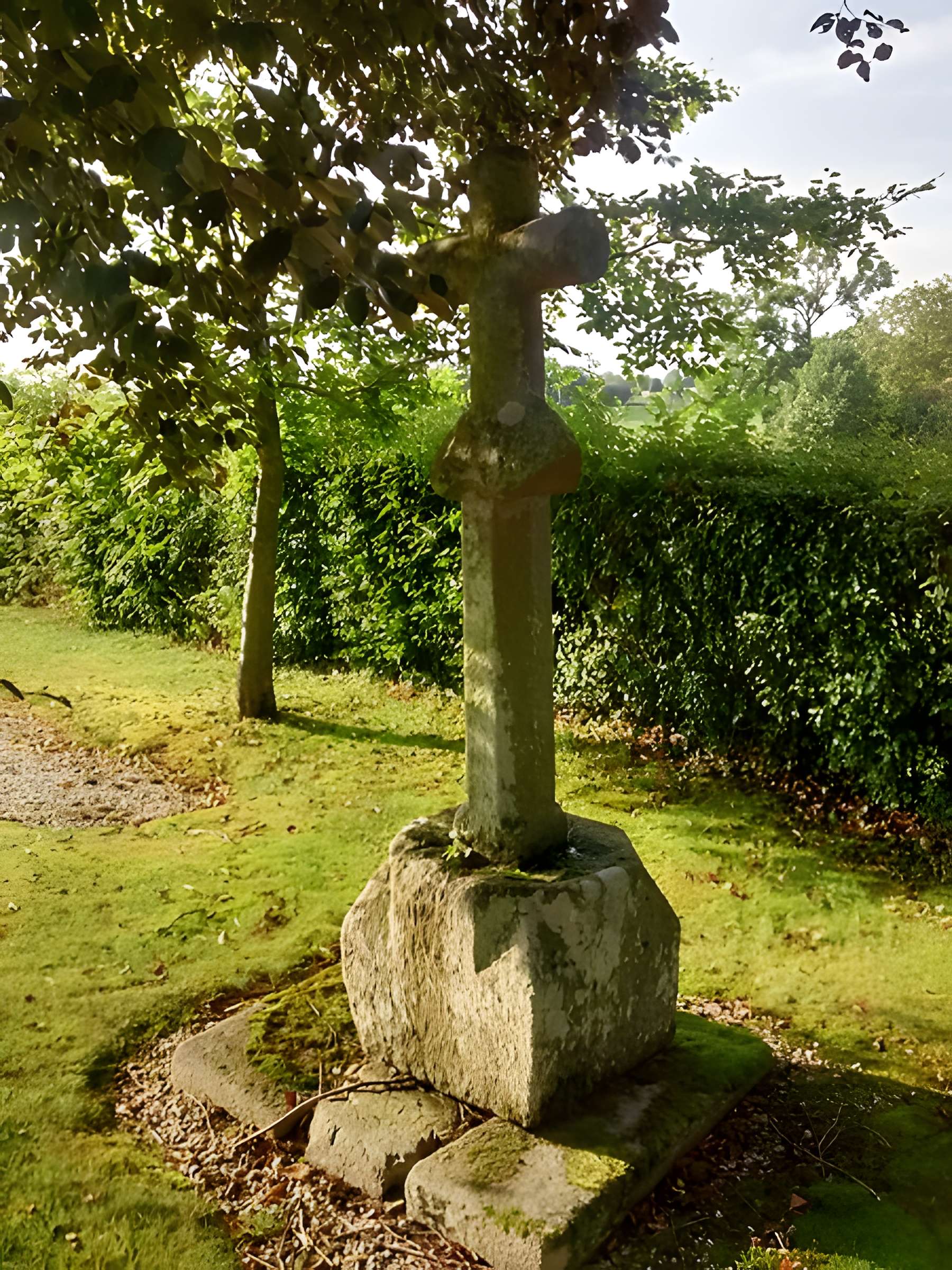 Croix du cimetière de Malloué