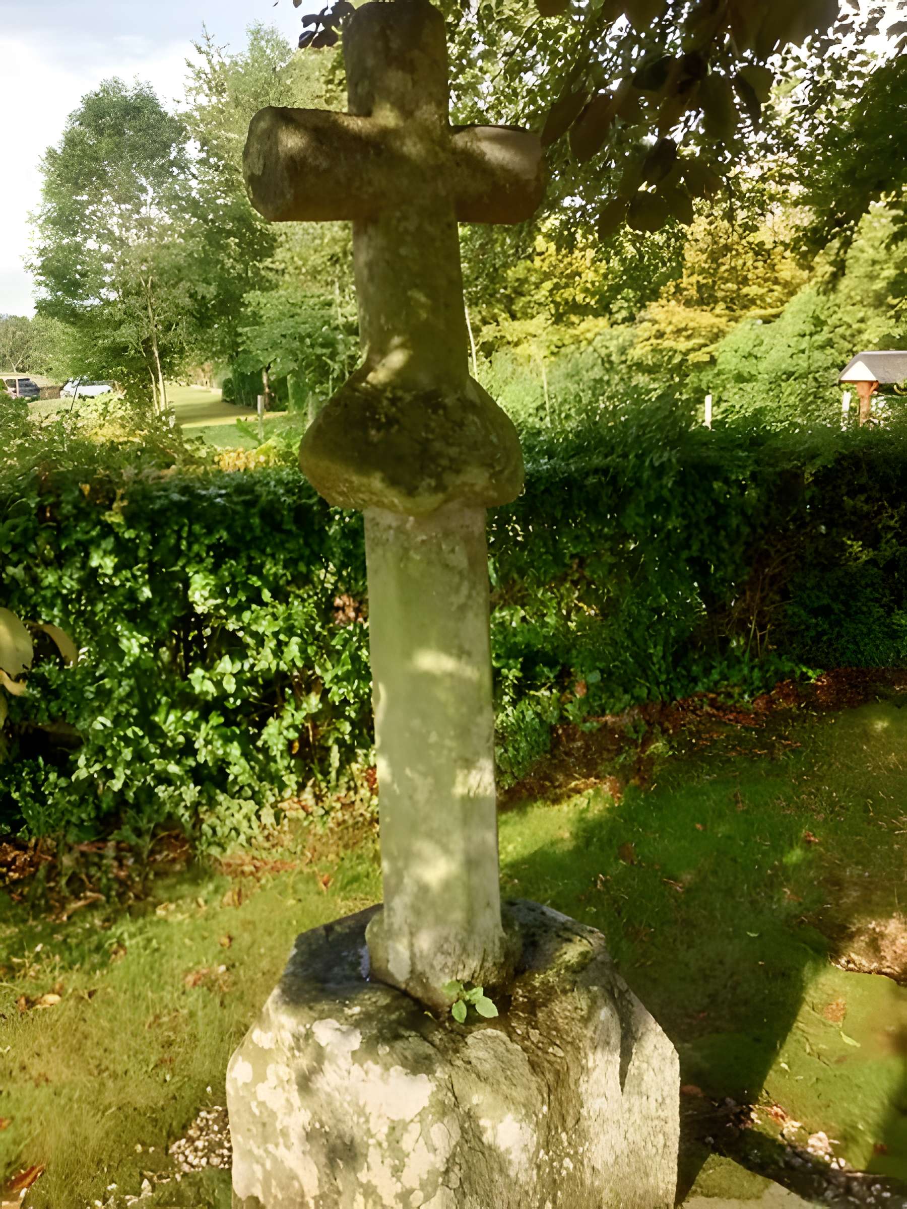 Croix du cimetière de Malloué