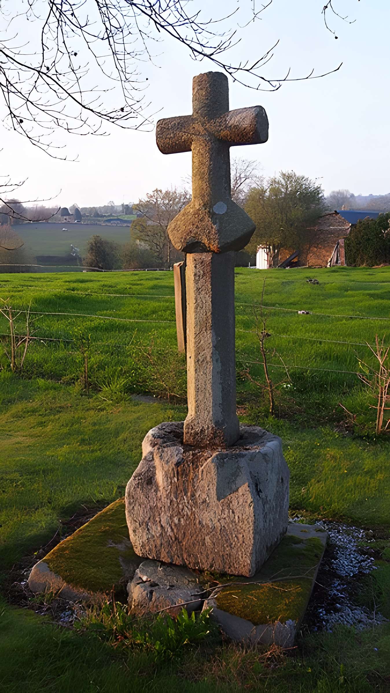 Croix du cimetière de Malloué