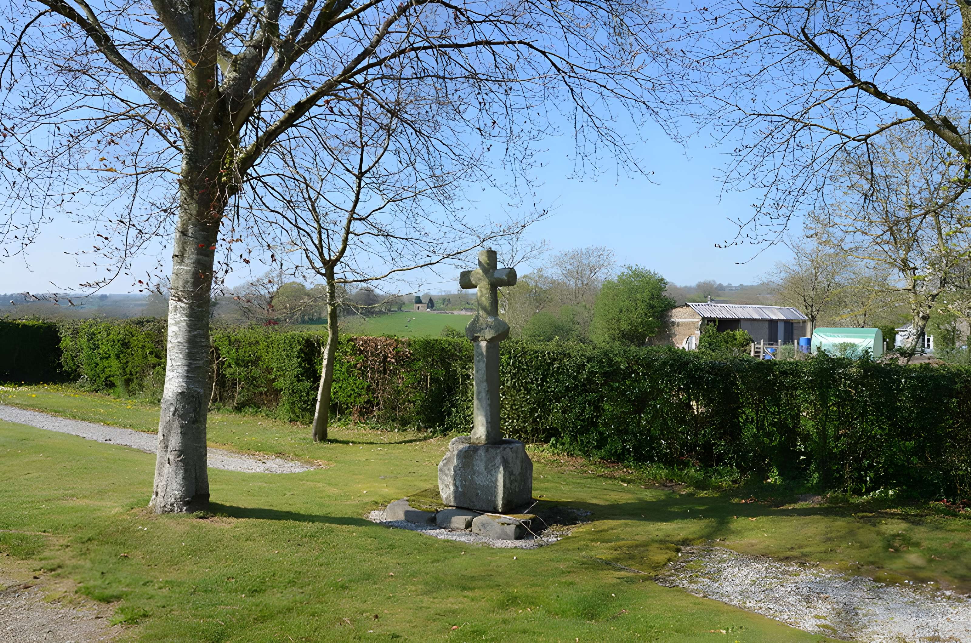 Croix du cimetière de Malloué