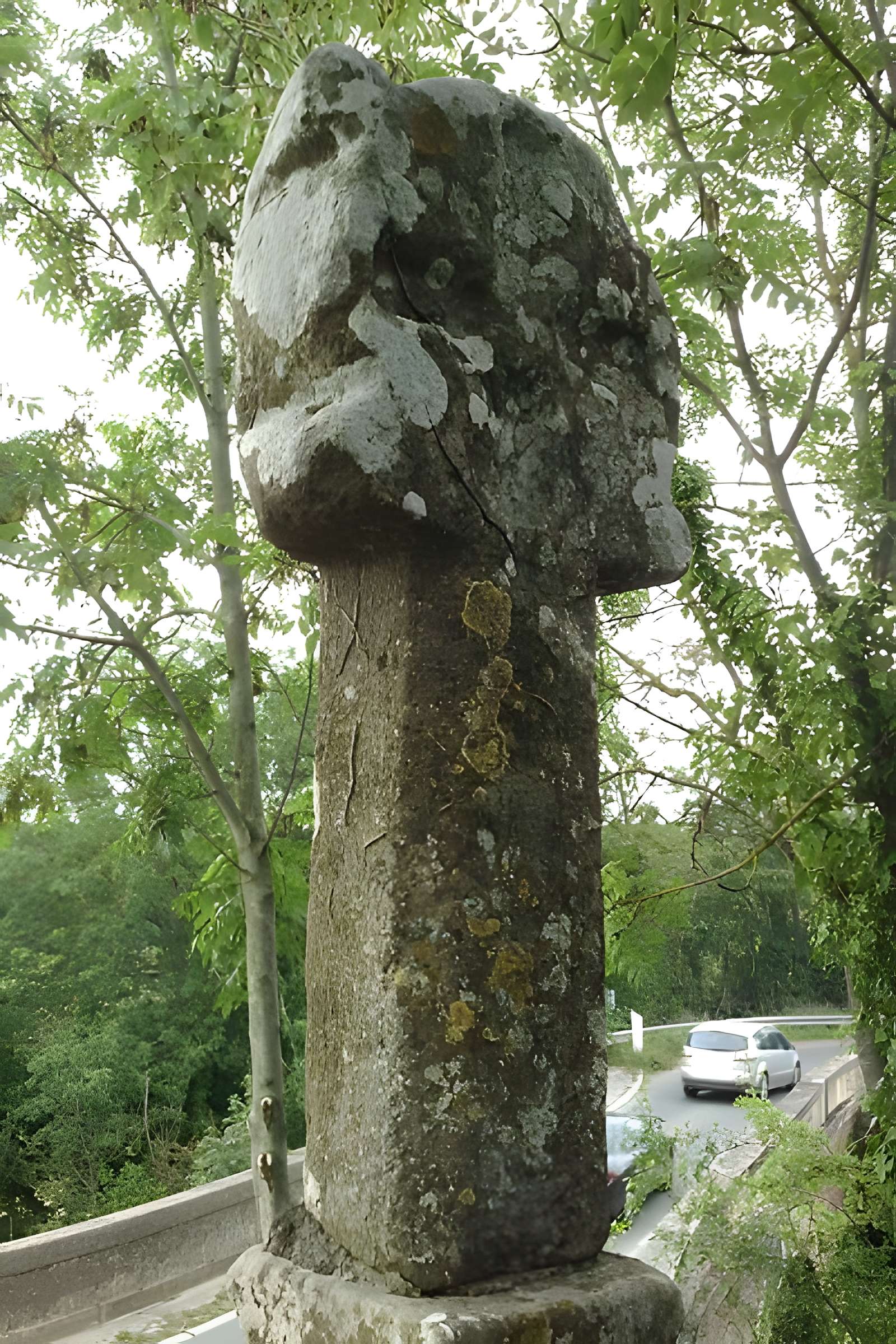 Croix romane de Feuguerolles-Bully 
