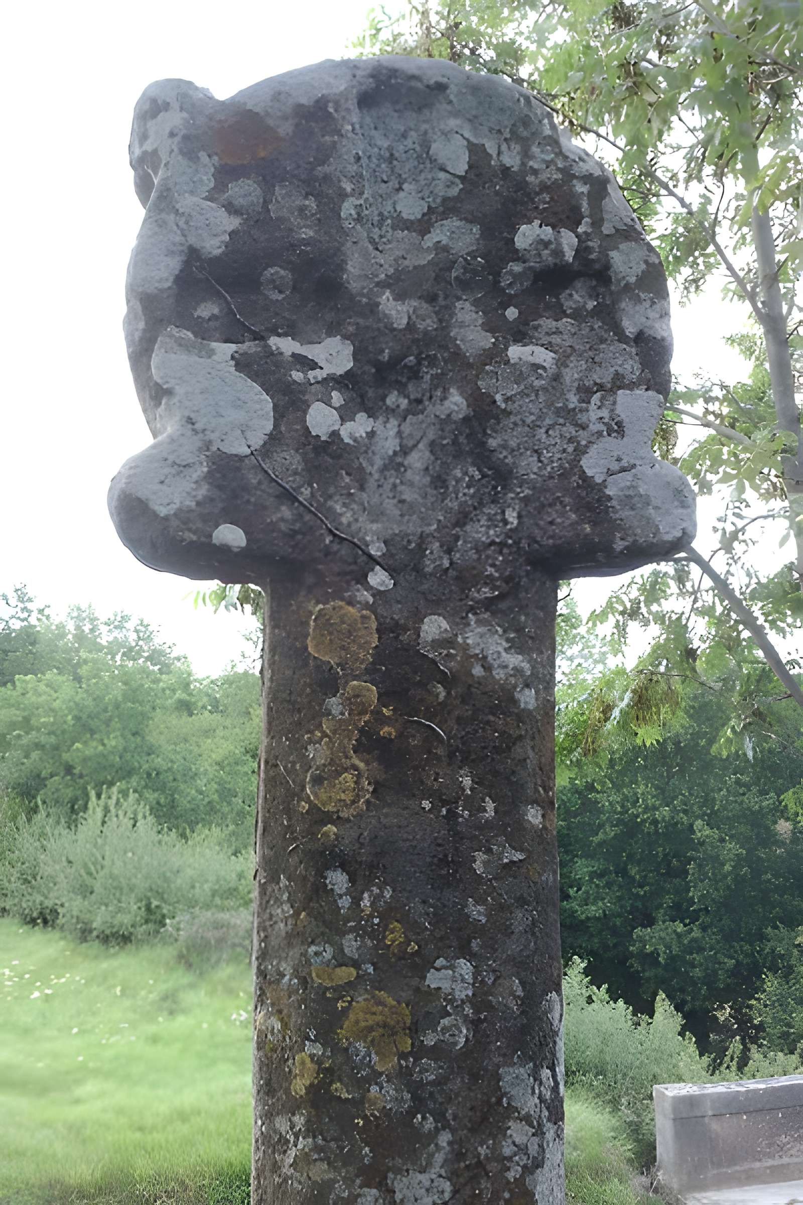 Croix romane de Feuguerolles-Bully