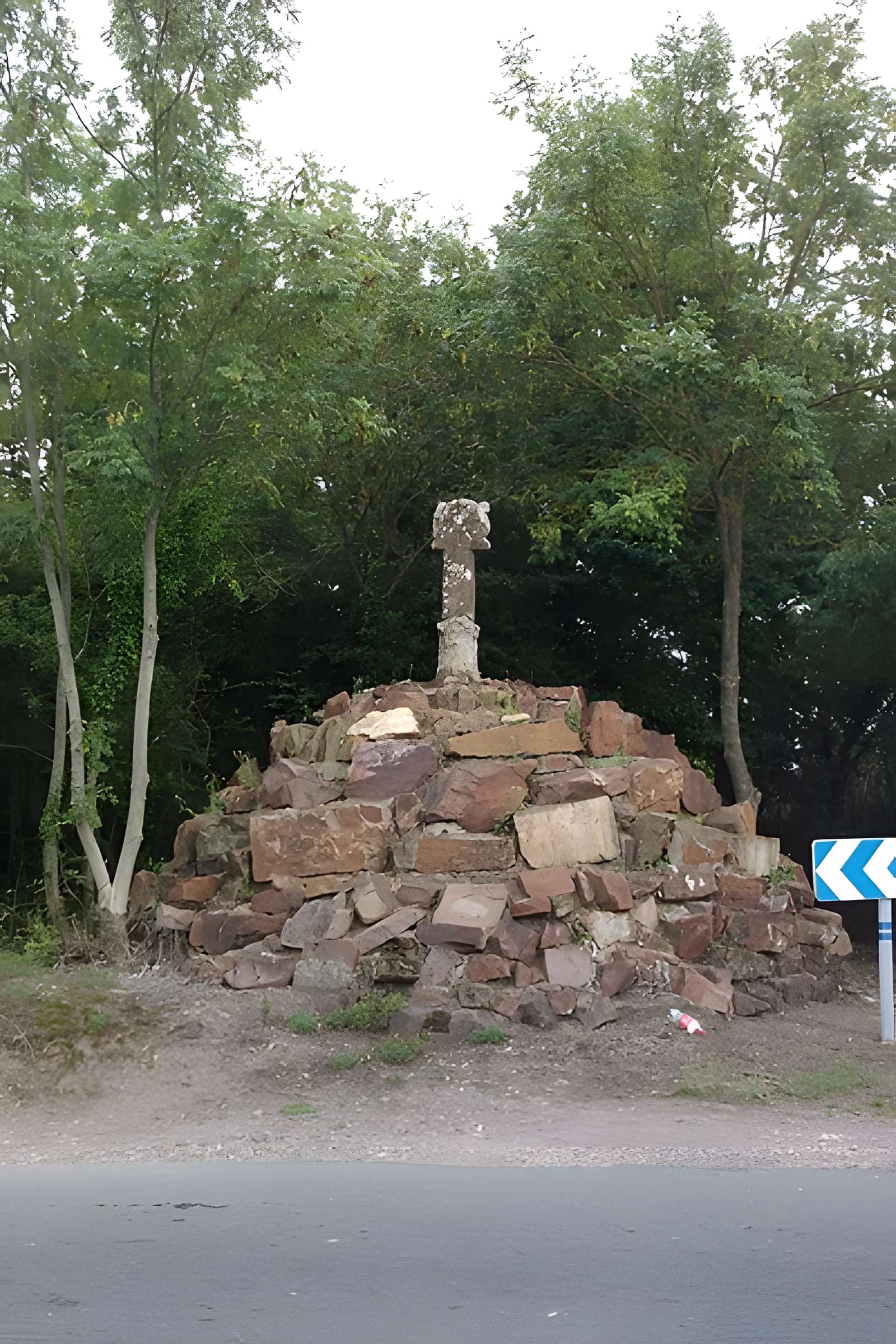 Croix romane de Feuguerolles-Bully