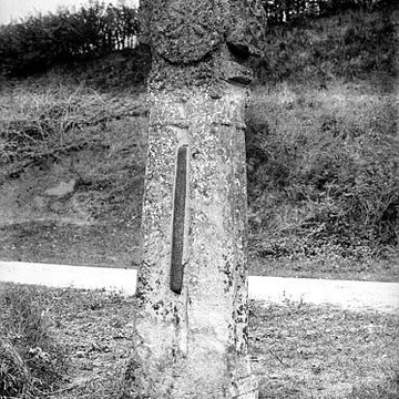 Croix romane de Grisy