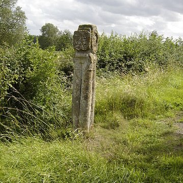 Croix romane de Grisy