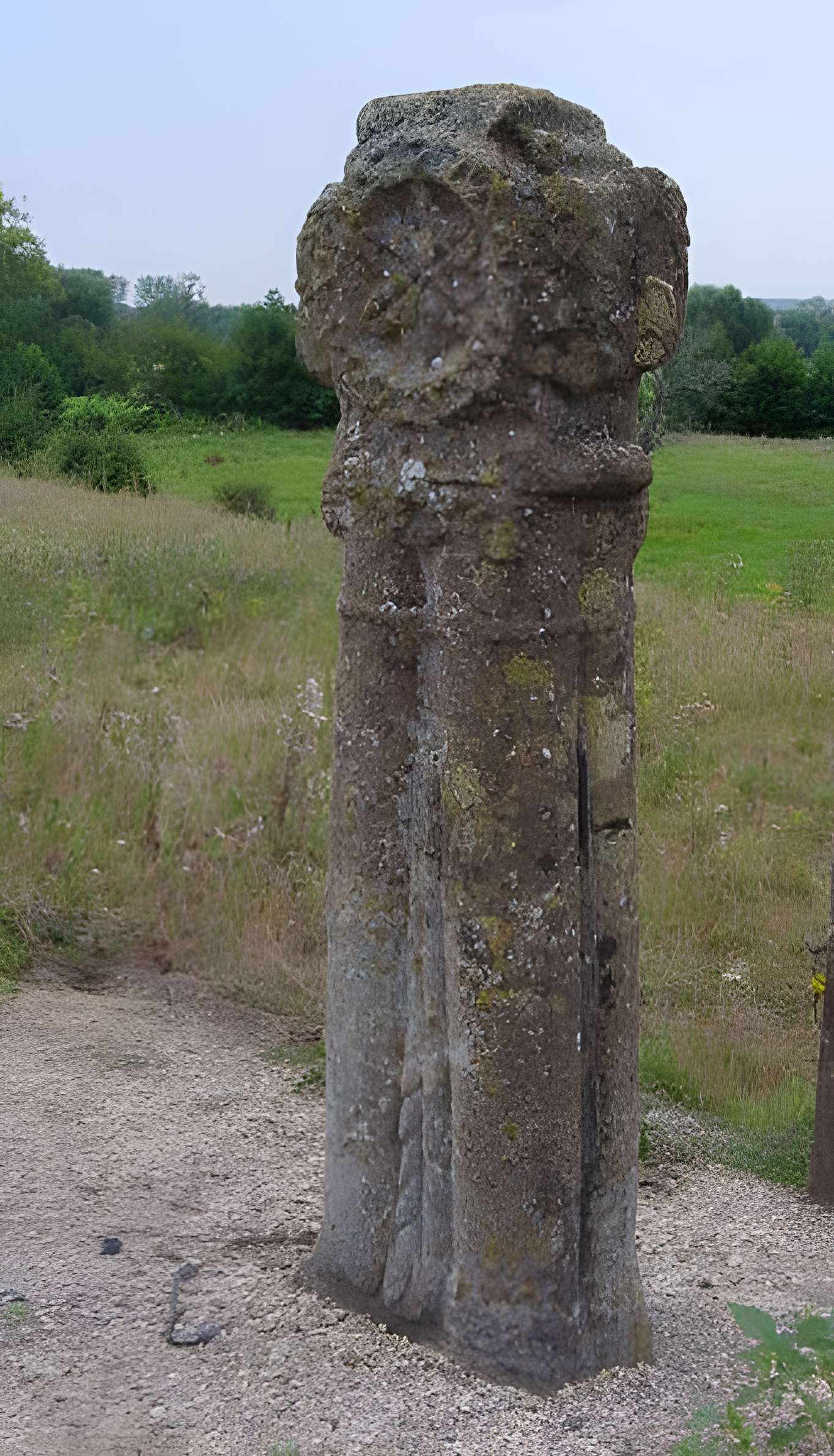 Croix romane de Grisy