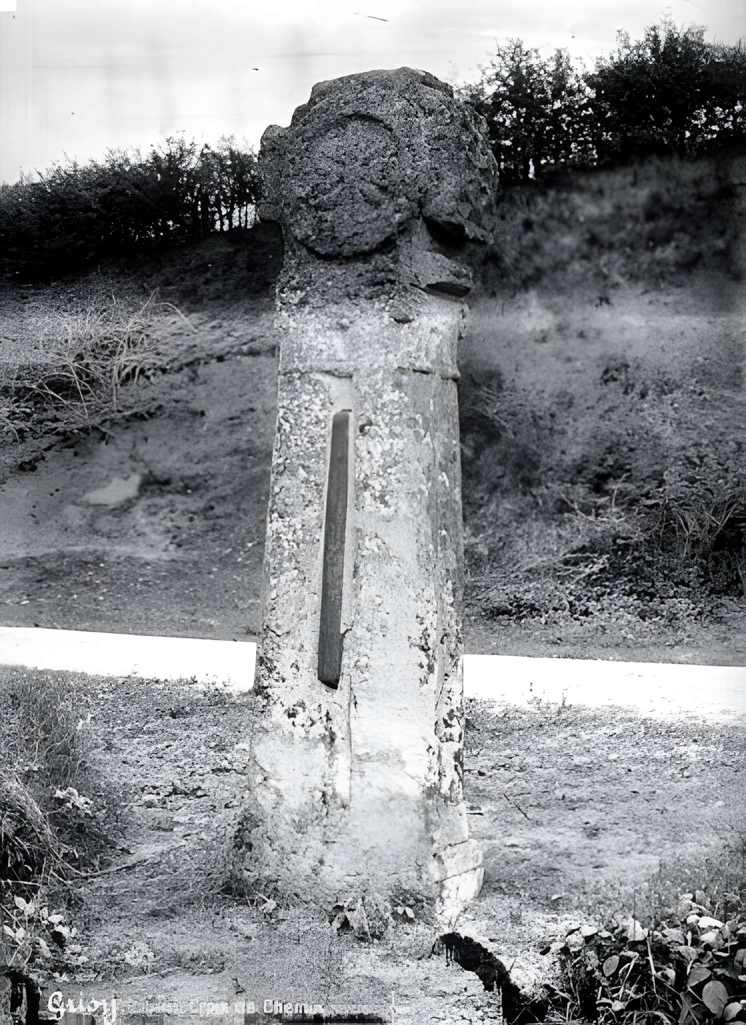 Croix romane de Grisy