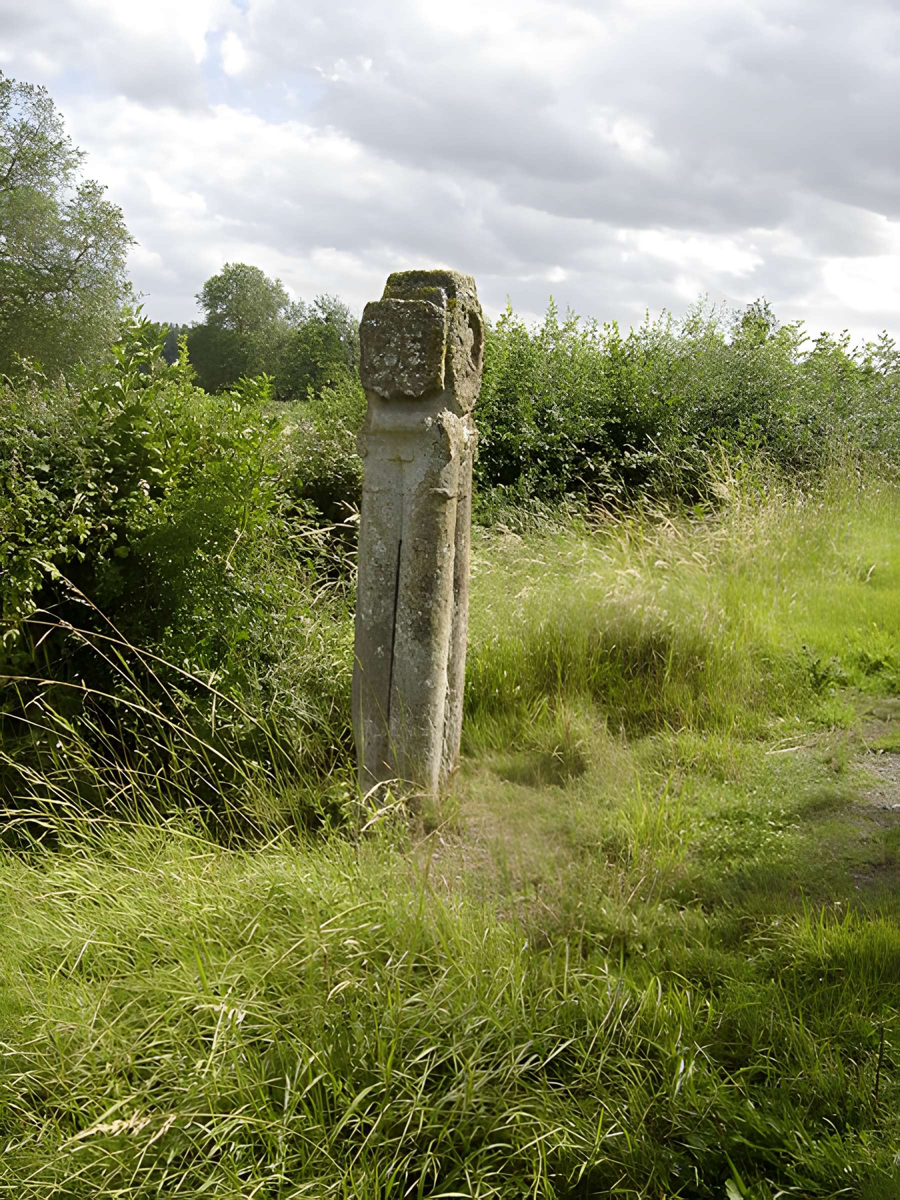 Croix romane de Grisy