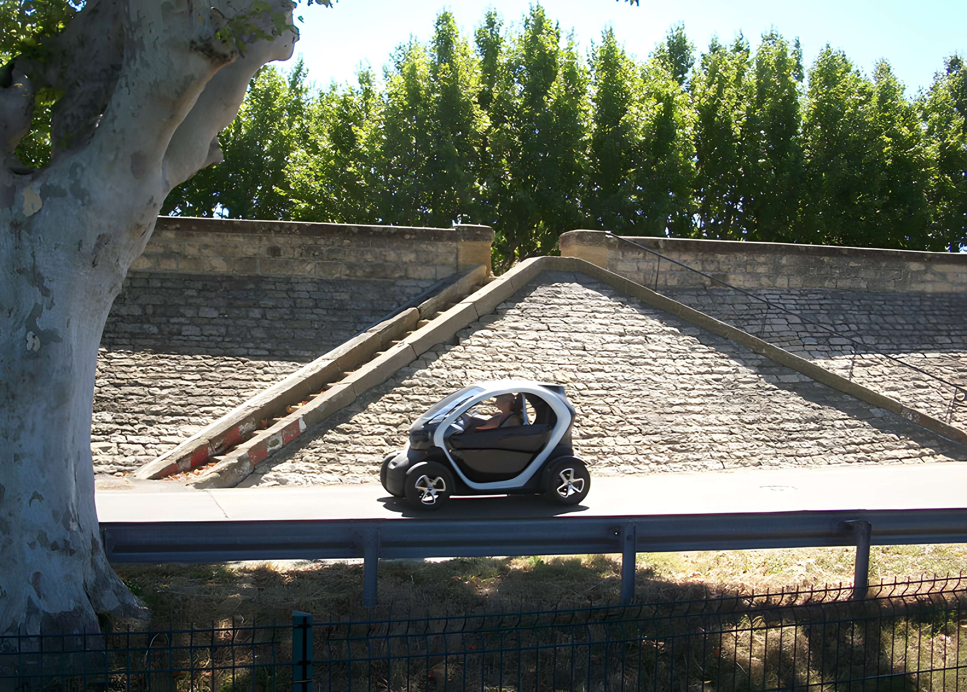 Digue d'enceinte de Caderousse