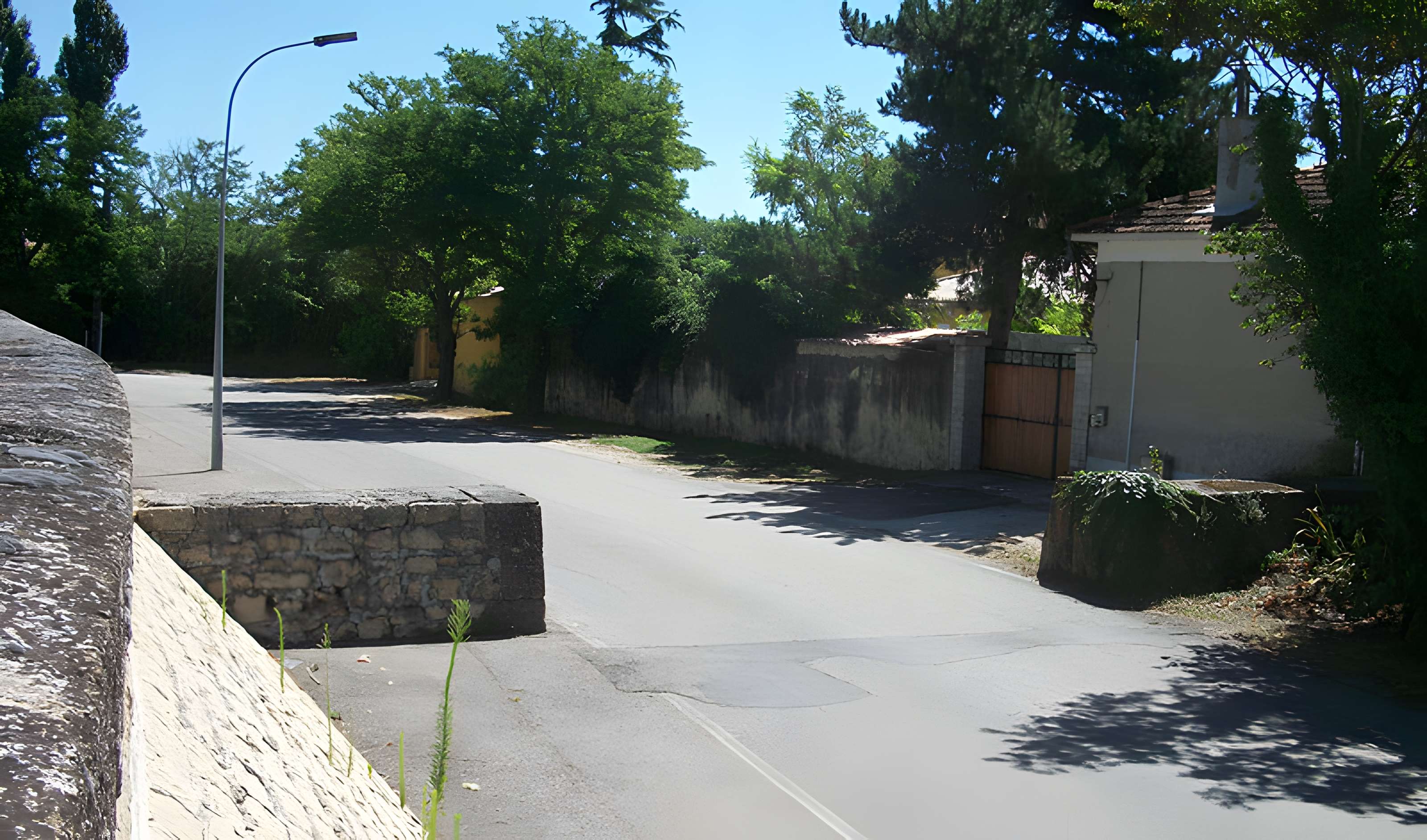 Digue d'enceinte de Caderousse