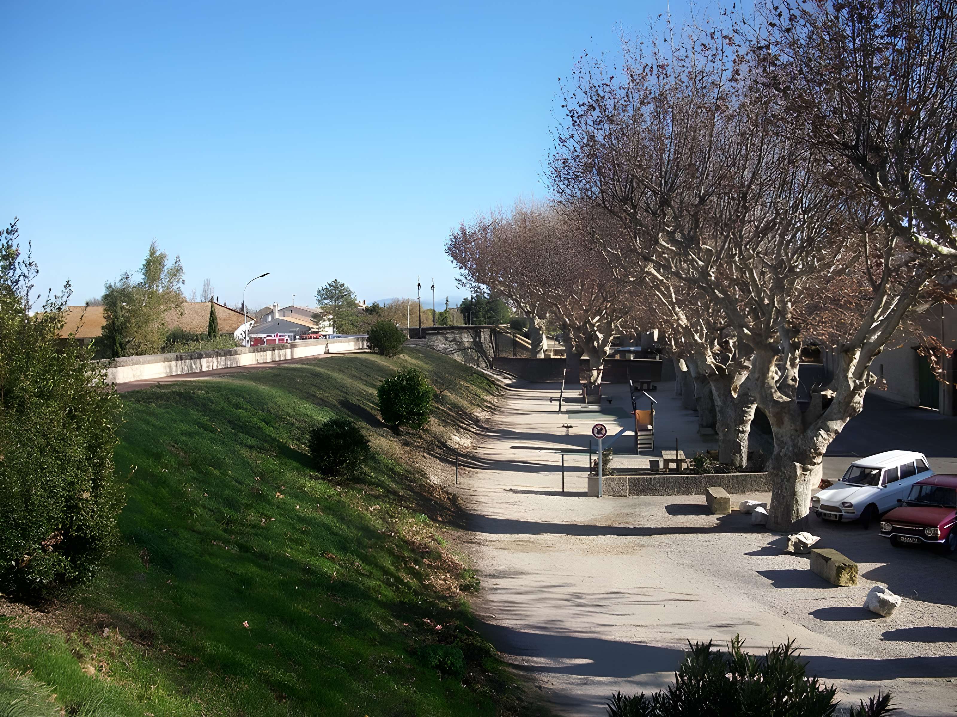 Digue d'enceinte de Caderousse