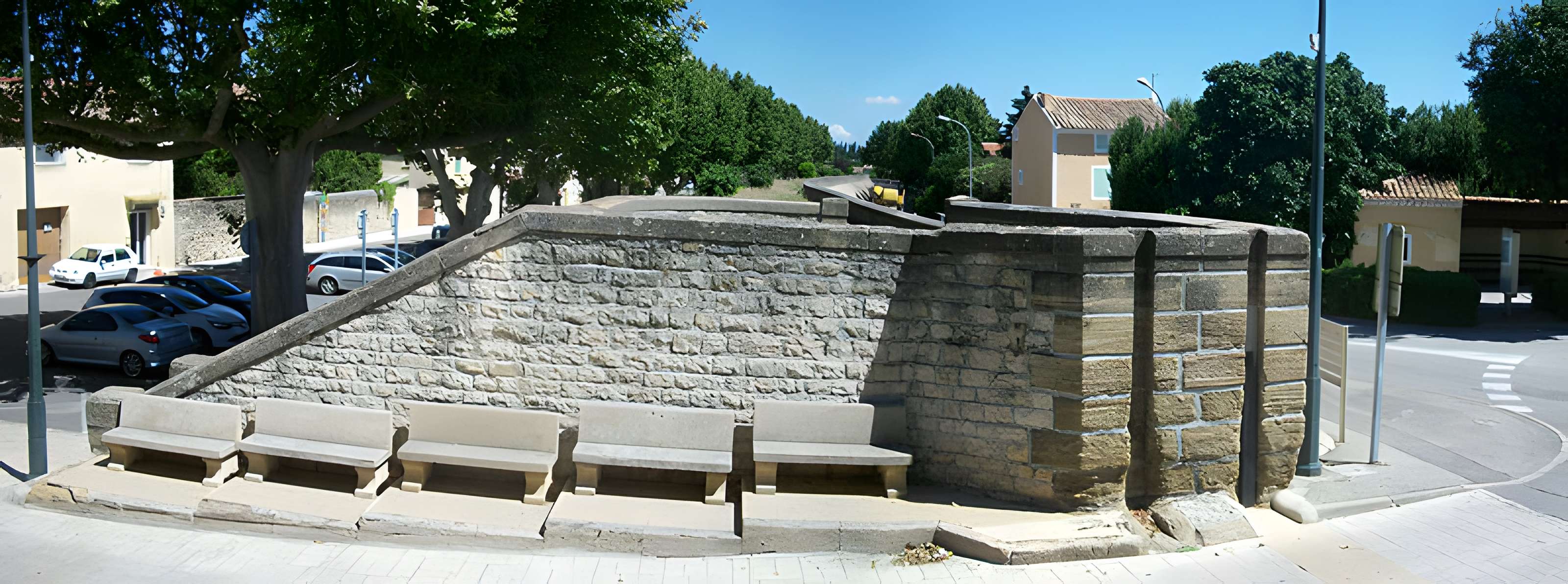 Digue d'enceinte de Caderousse