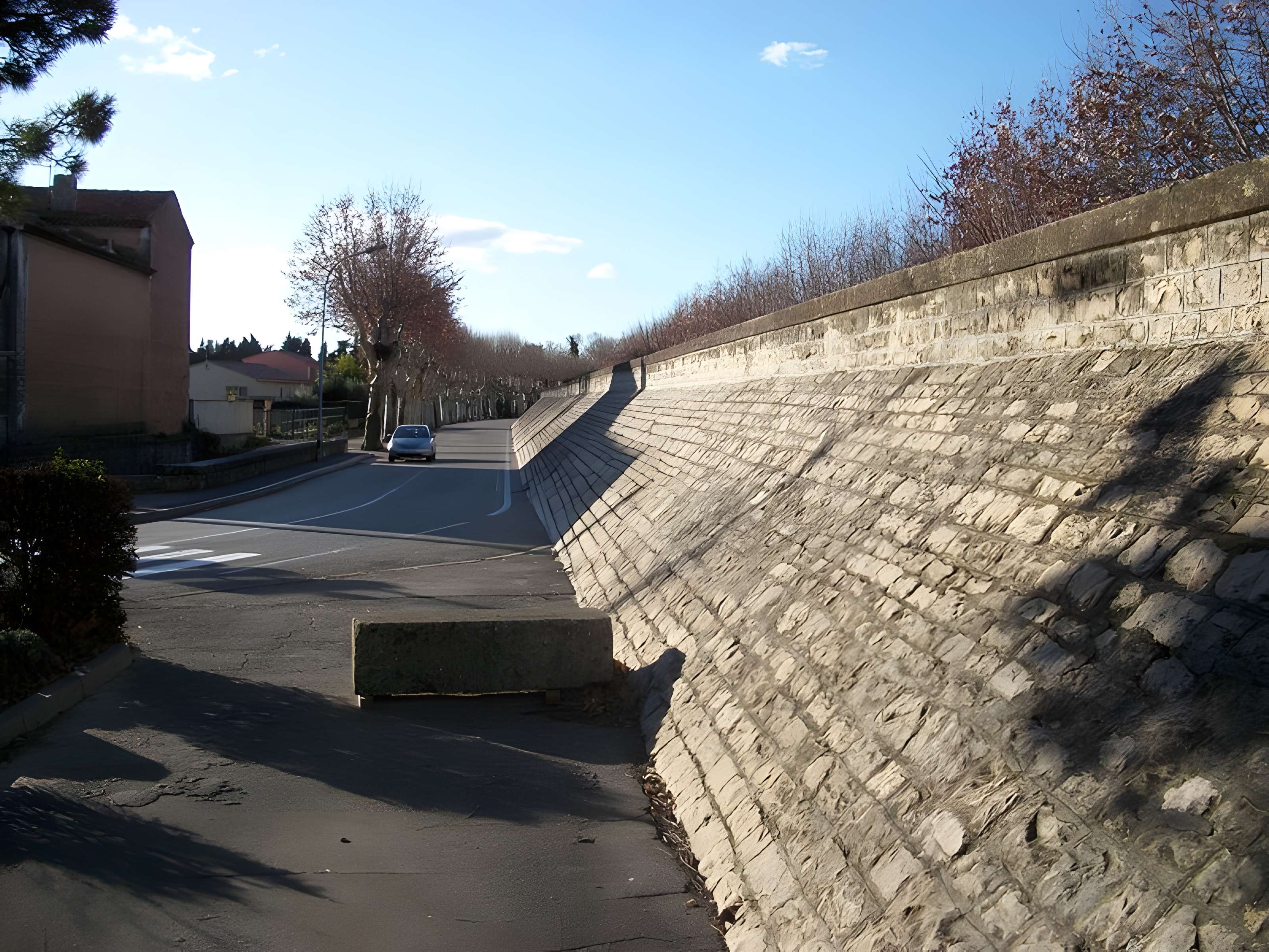 Digue d'enceinte de Caderousse