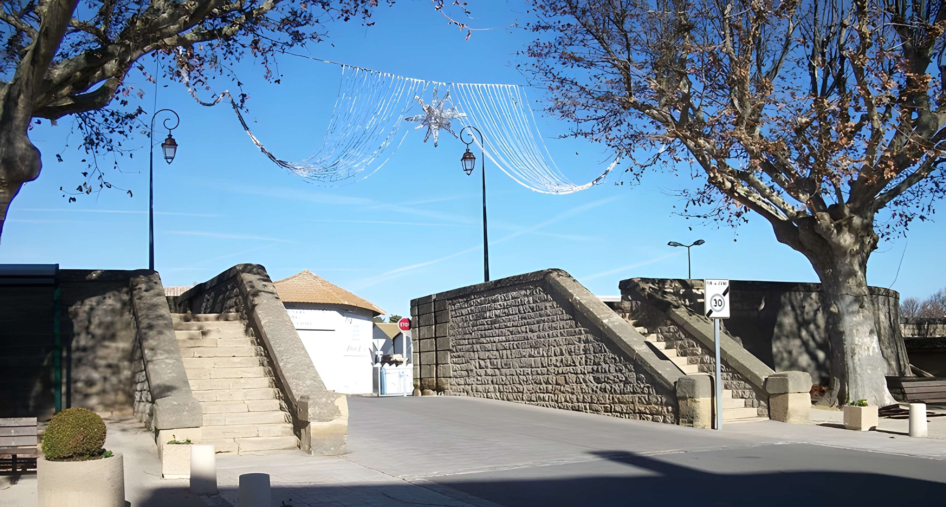 Digue d'enceinte de Caderousse