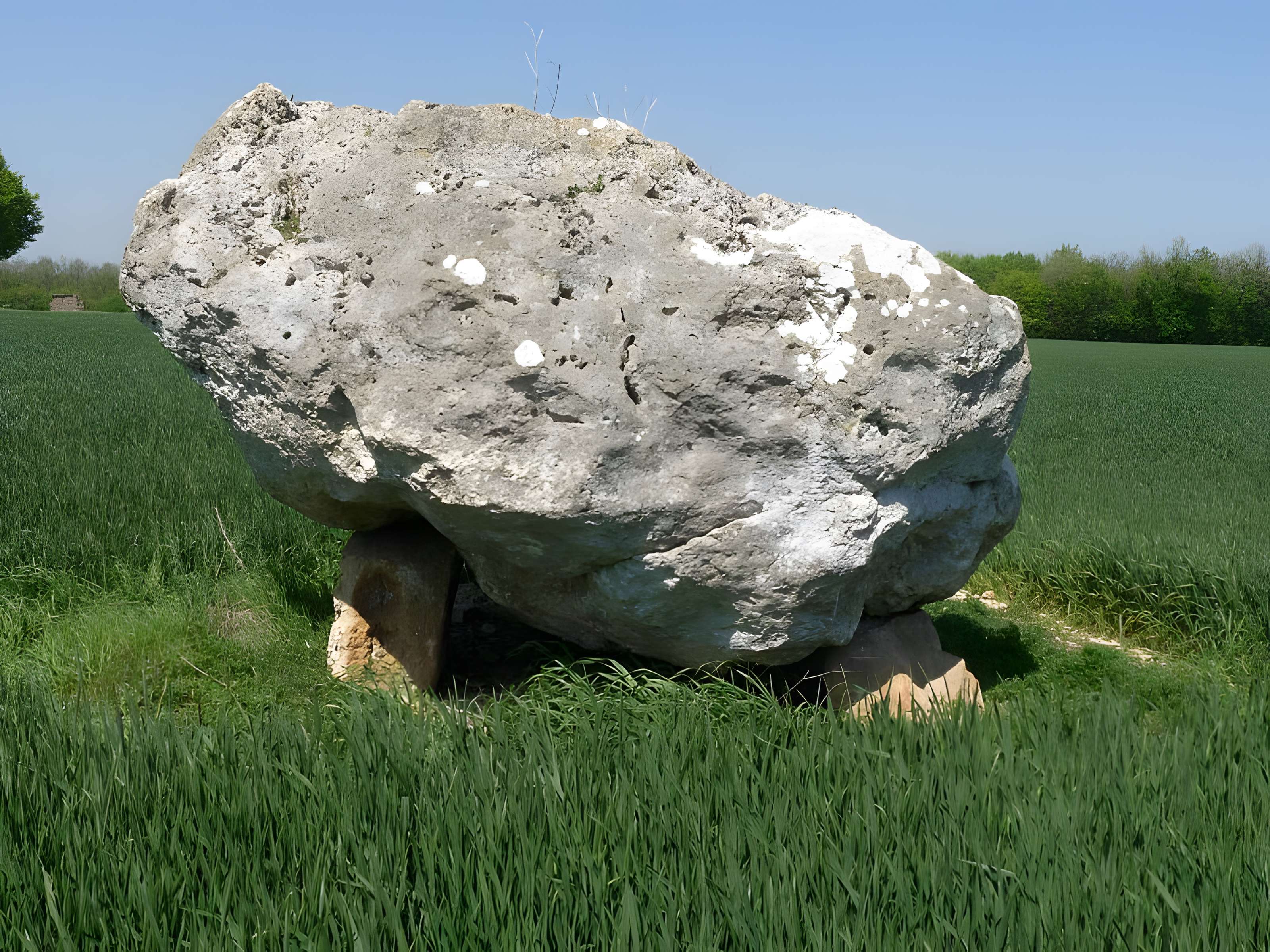 Dolmen de la Pierre Blanche à Bessé 