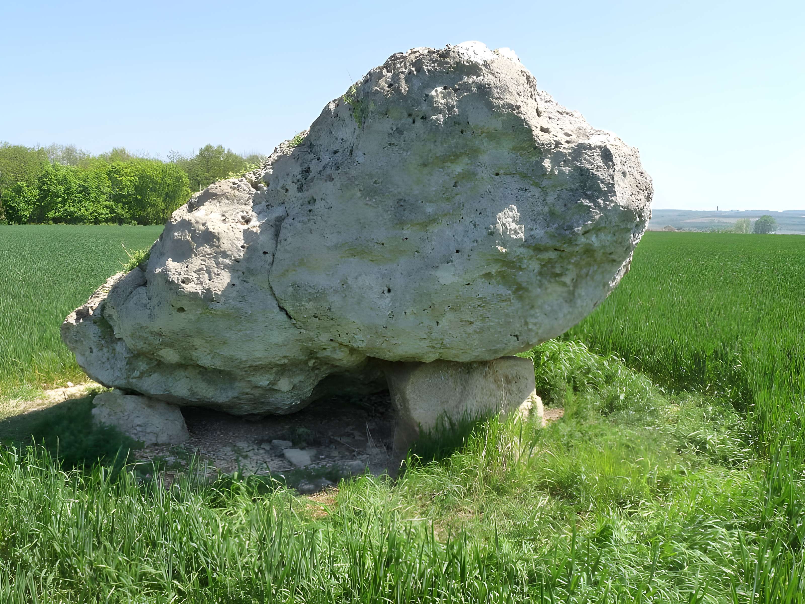 Dolmen de la Pierre Blanche à Bessé
