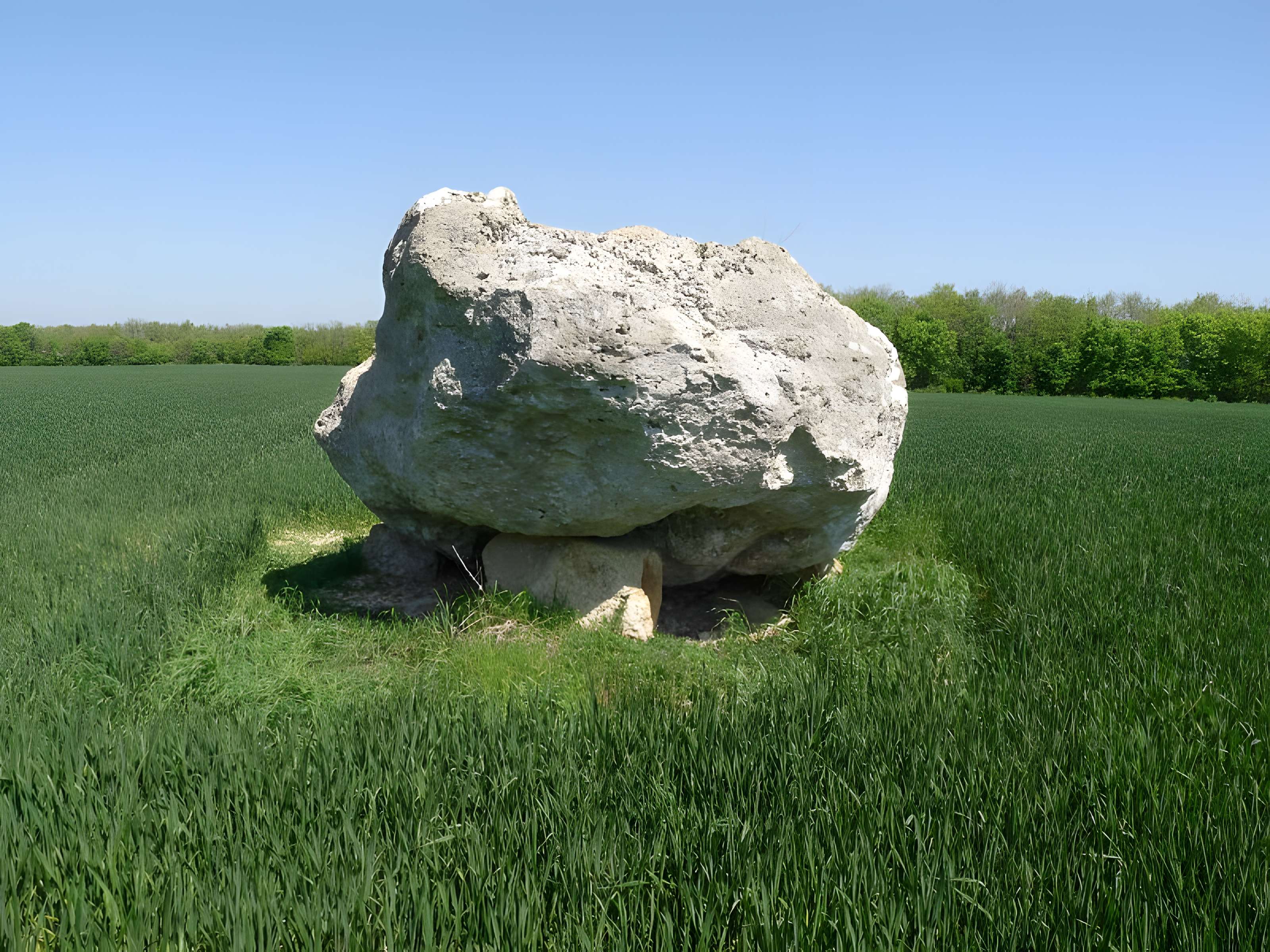 Dolmen de la Pierre Blanche à Bessé