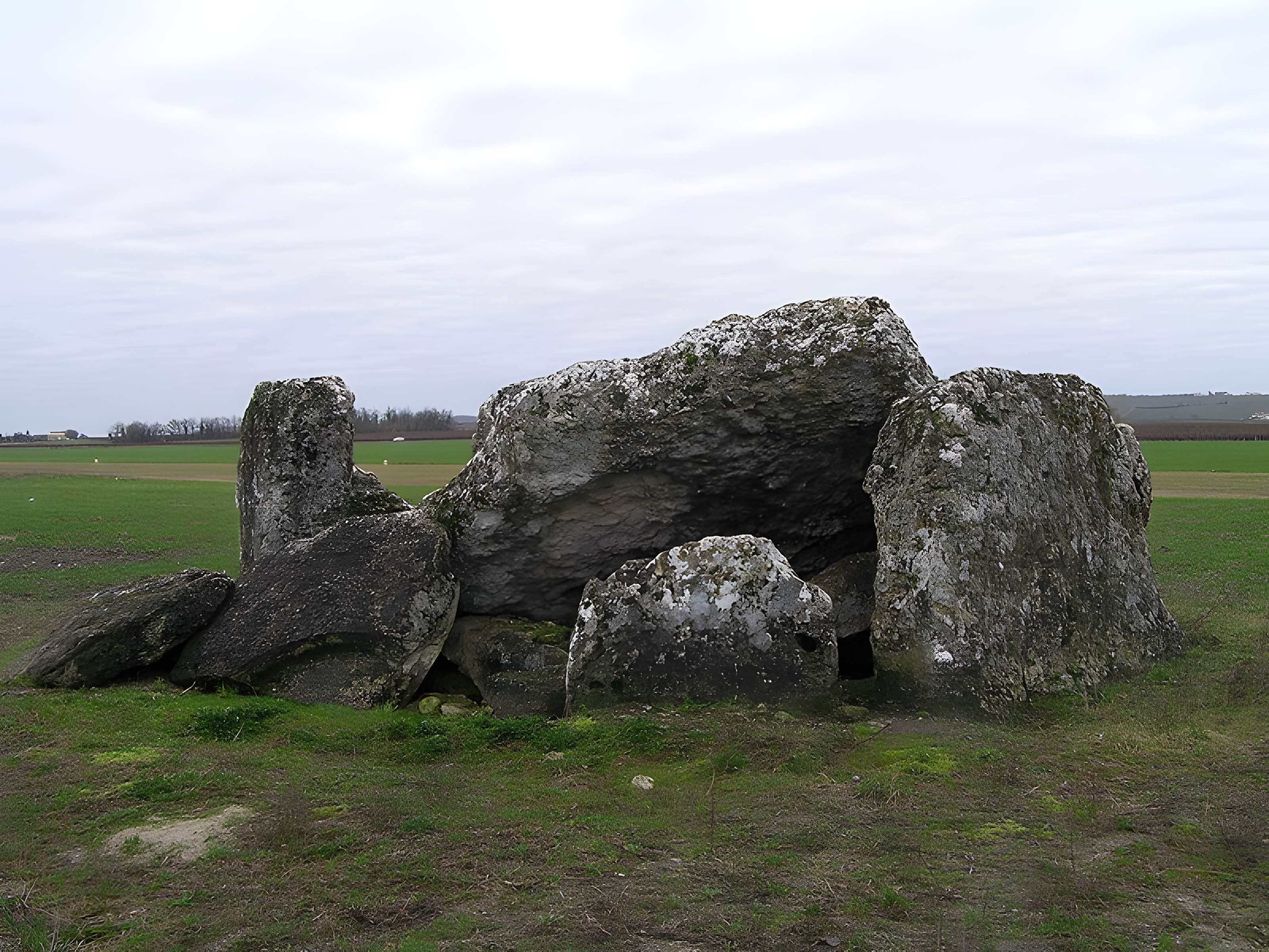 Dolmen des Courades à Saint-Même-les-Carrières 