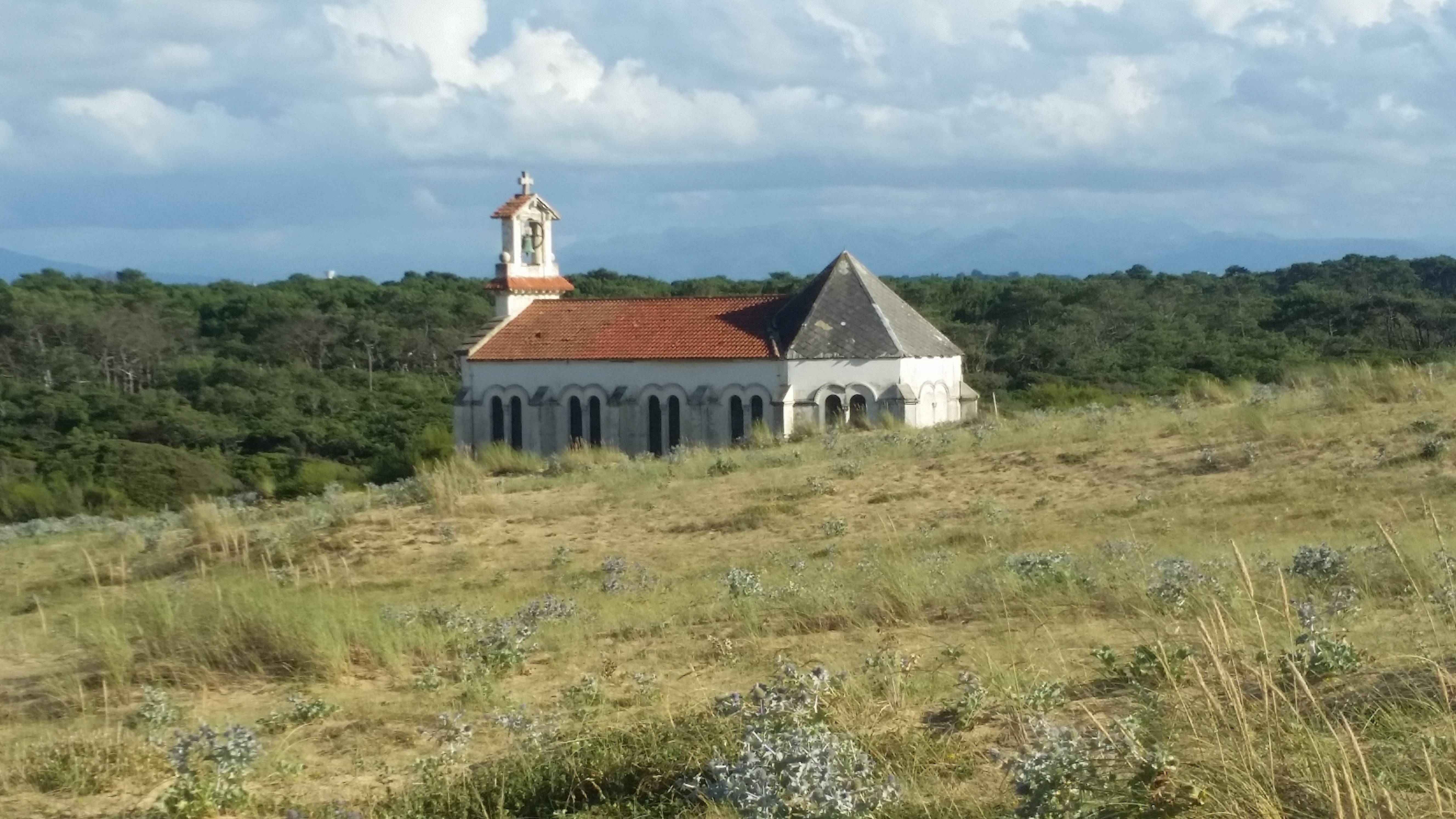 Photo de ラベンヌ・オーシャンの聖テレサ教会