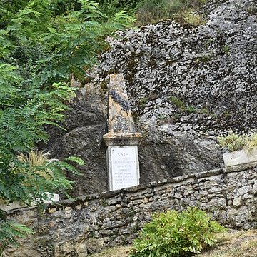 Église Notre-Dame et croix de pierre de Vals