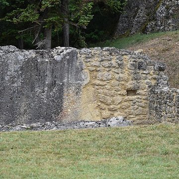 Église Notre-Dame et croix de pierre de Vals