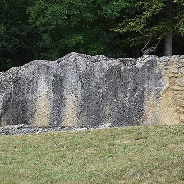 Église Notre-Dame et croix de pierre de Vals