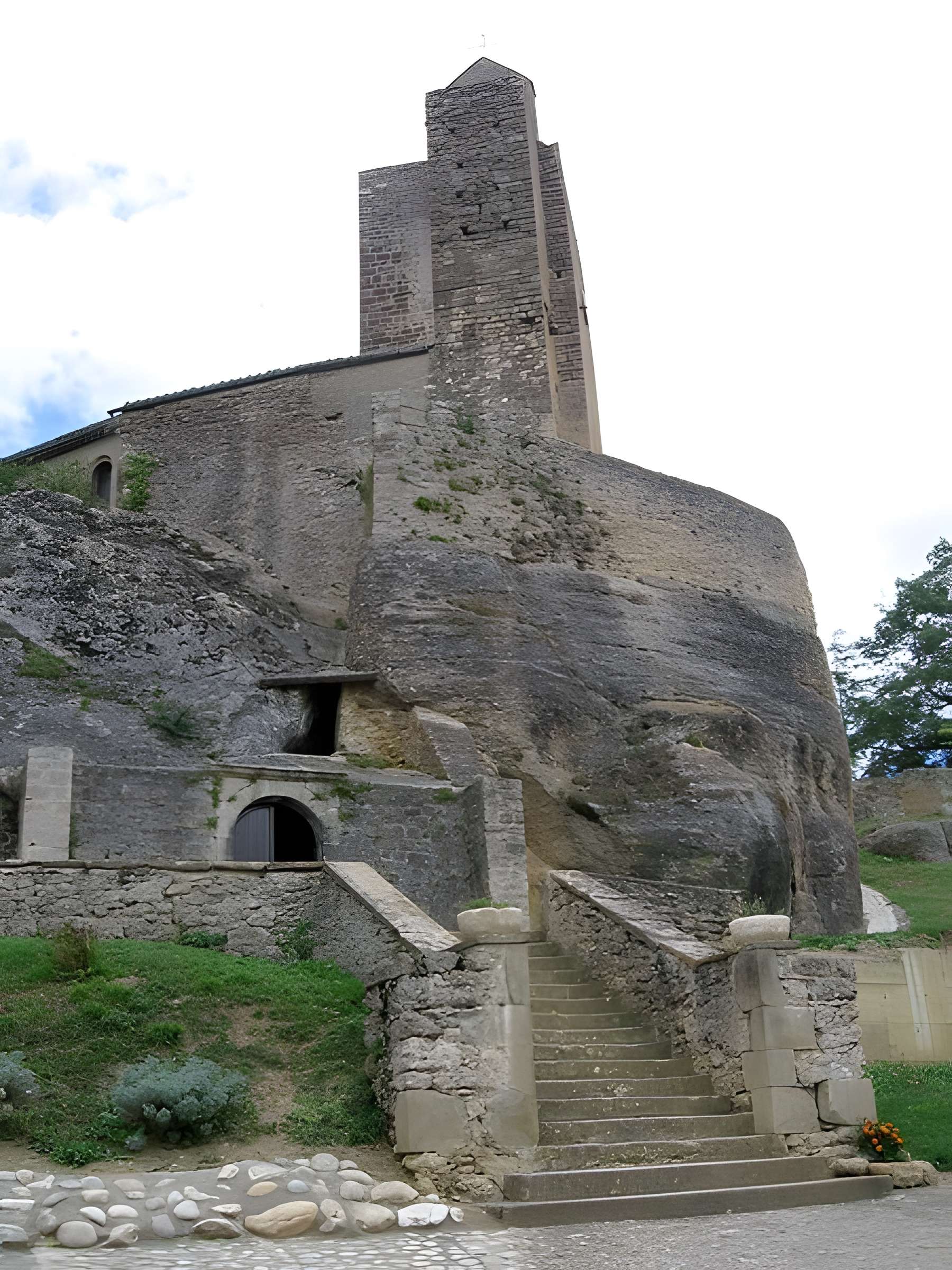 Église Notre-Dame et croix de pierre de Vals 