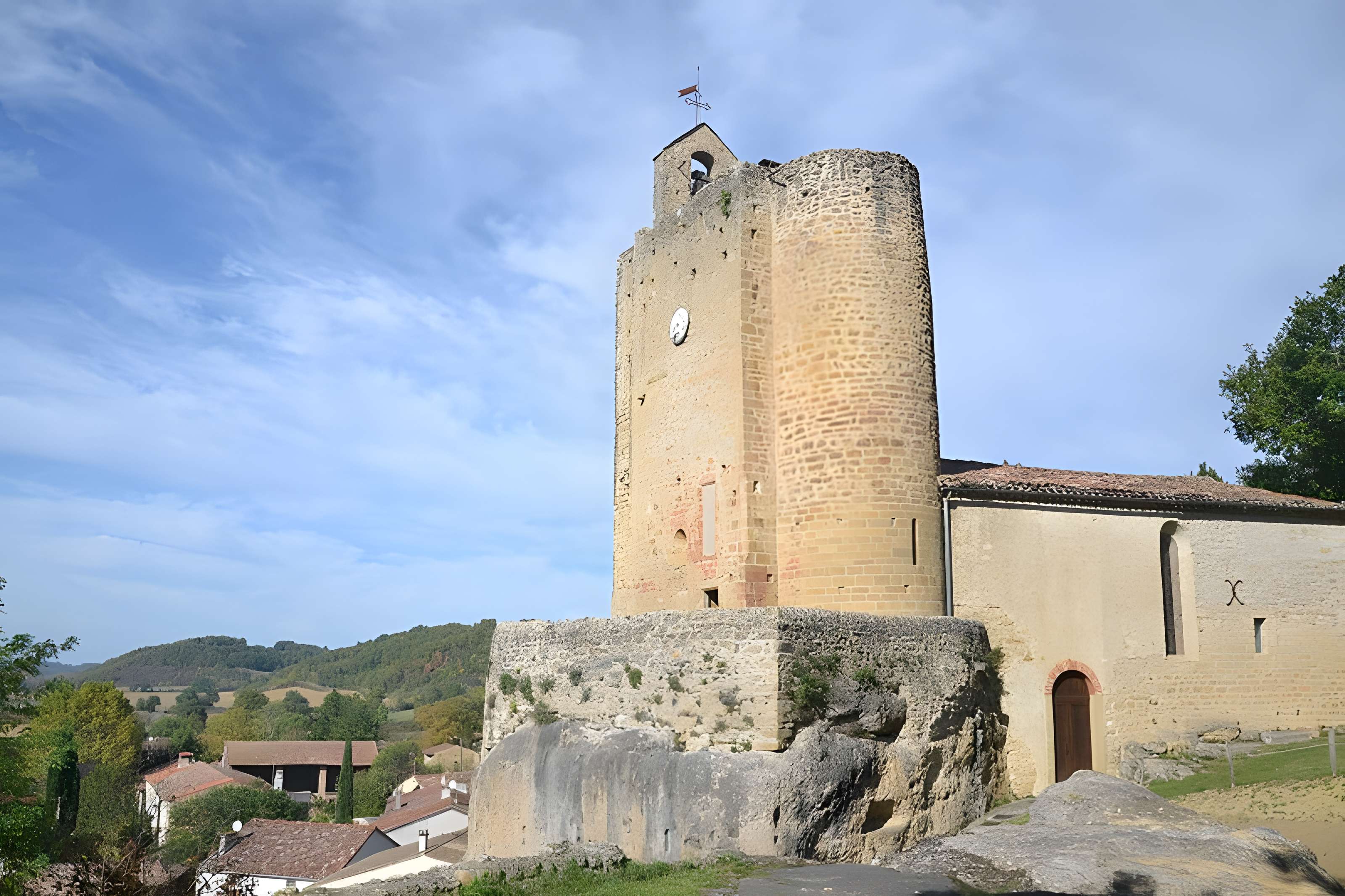 Église Notre-Dame et croix de pierre de Vals