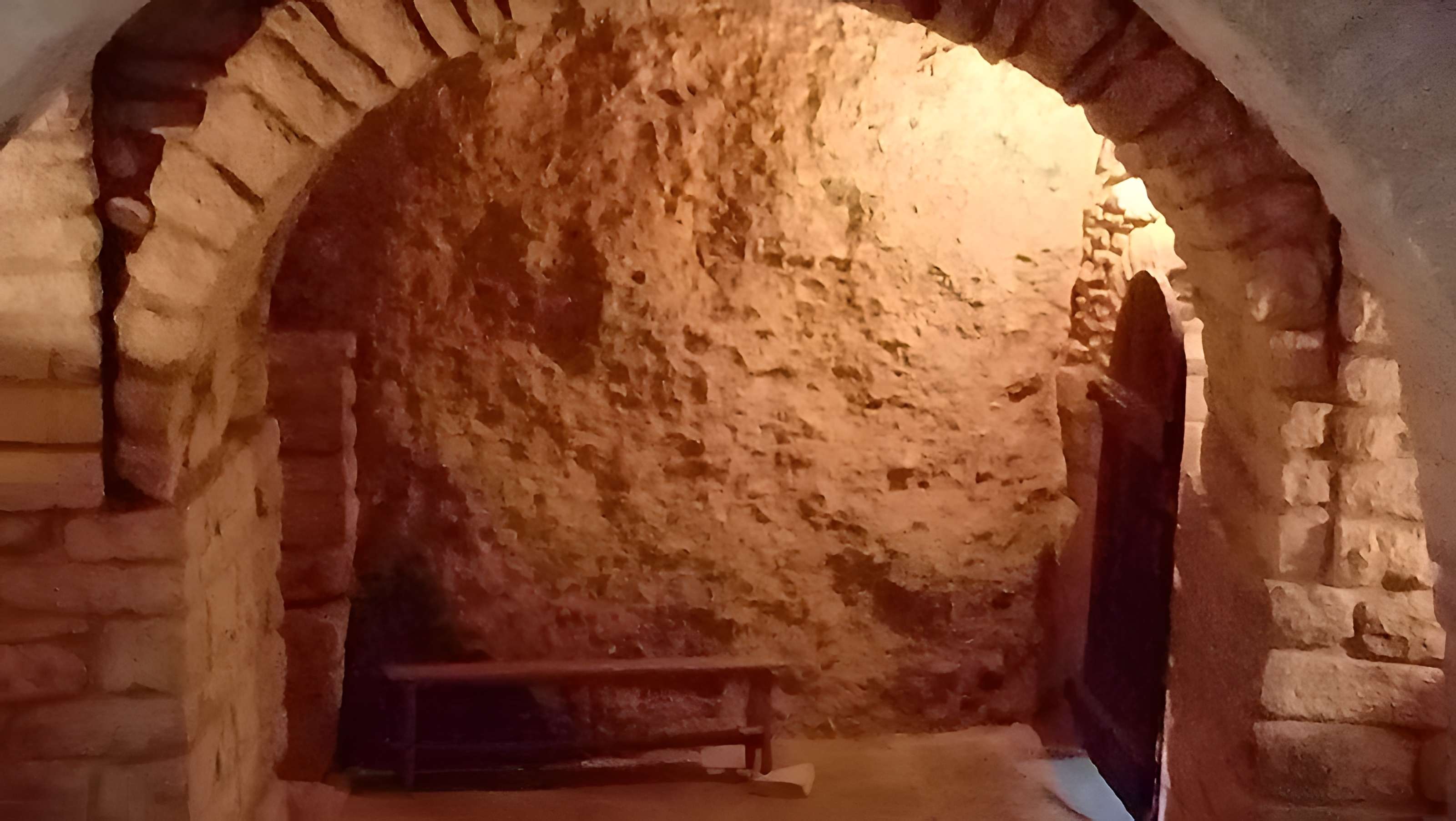 Église Notre-Dame et croix de pierre de Vals