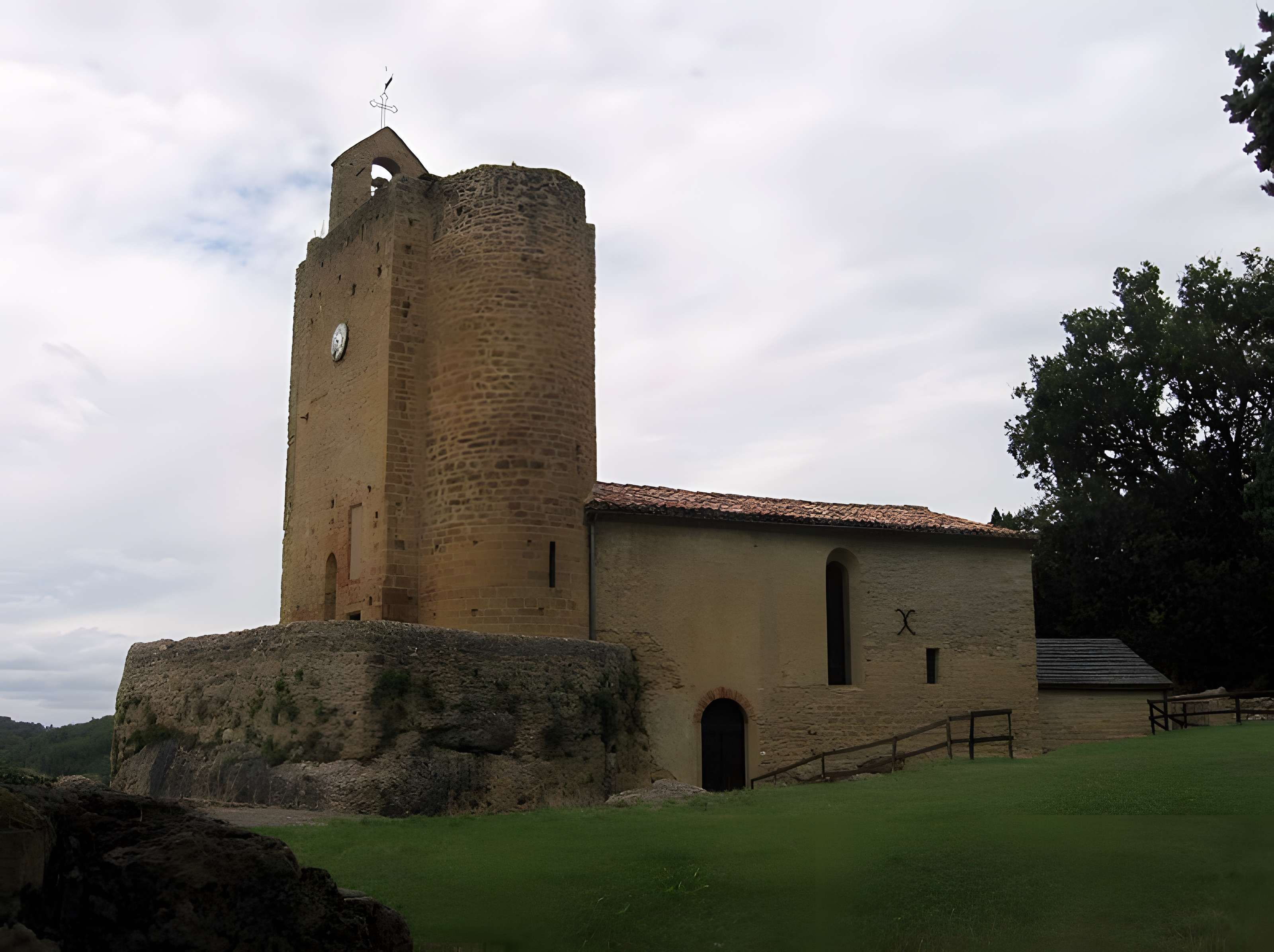 Église Notre-Dame et croix de pierre de Vals
