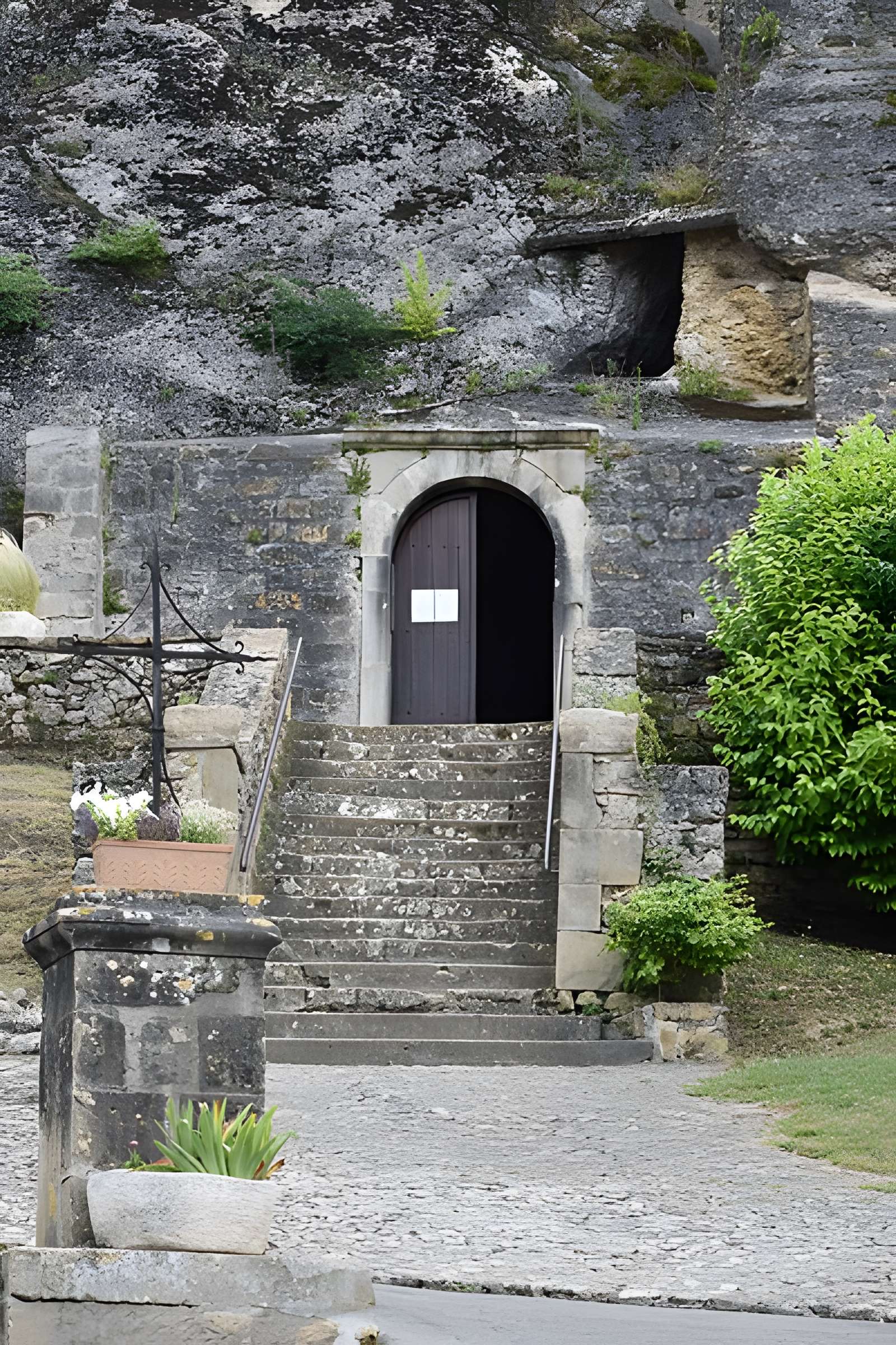 Église Notre-Dame et croix de pierre de Vals