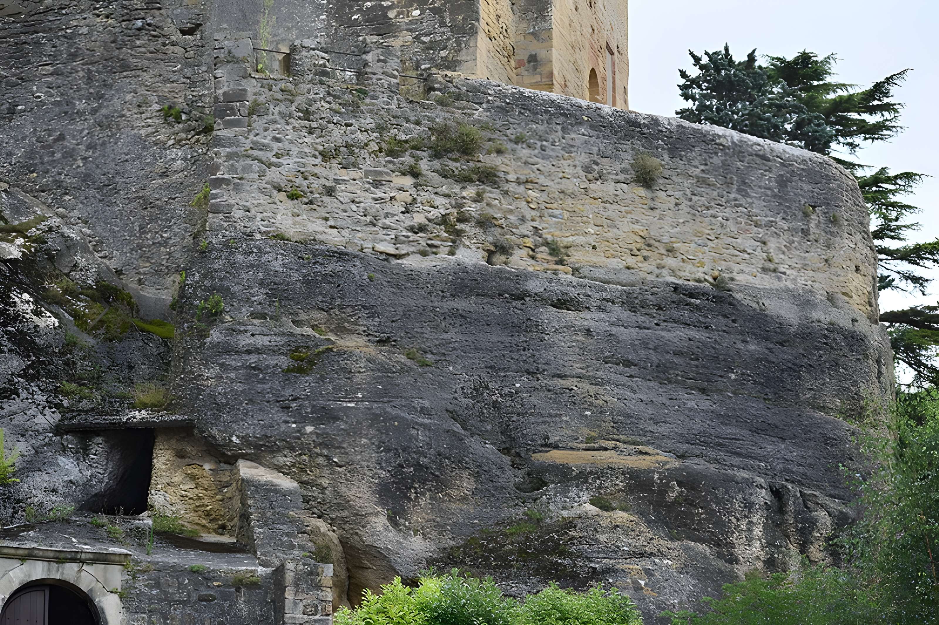 Église Notre-Dame et croix de pierre de Vals