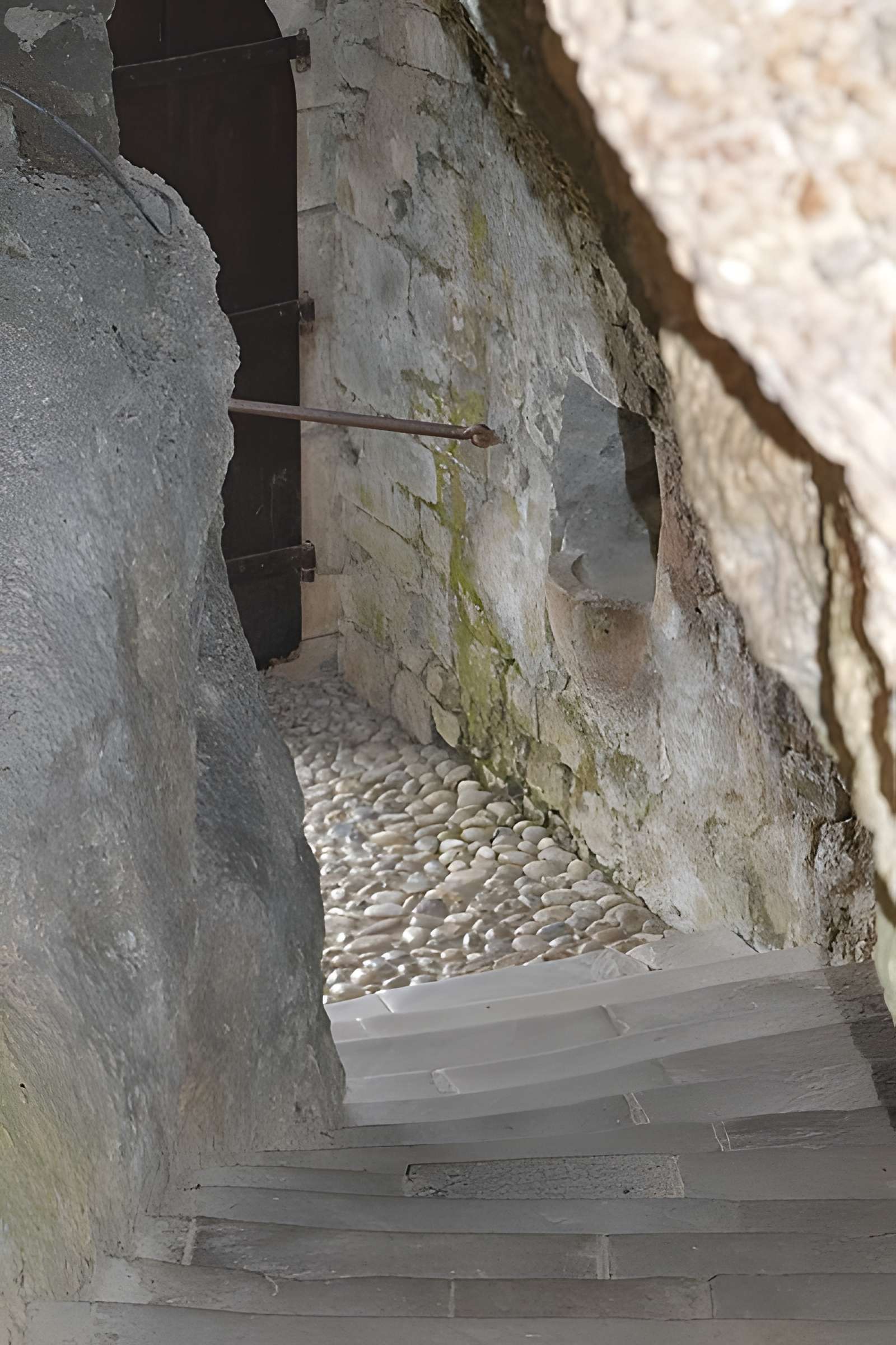 Église Notre-Dame et croix de pierre de Vals