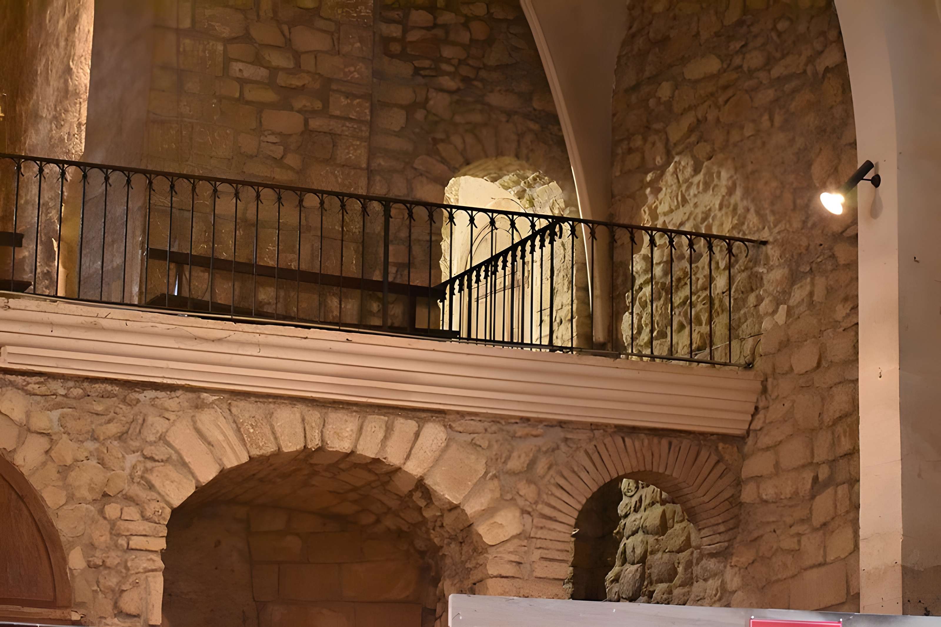 Église Notre-Dame et croix de pierre de Vals