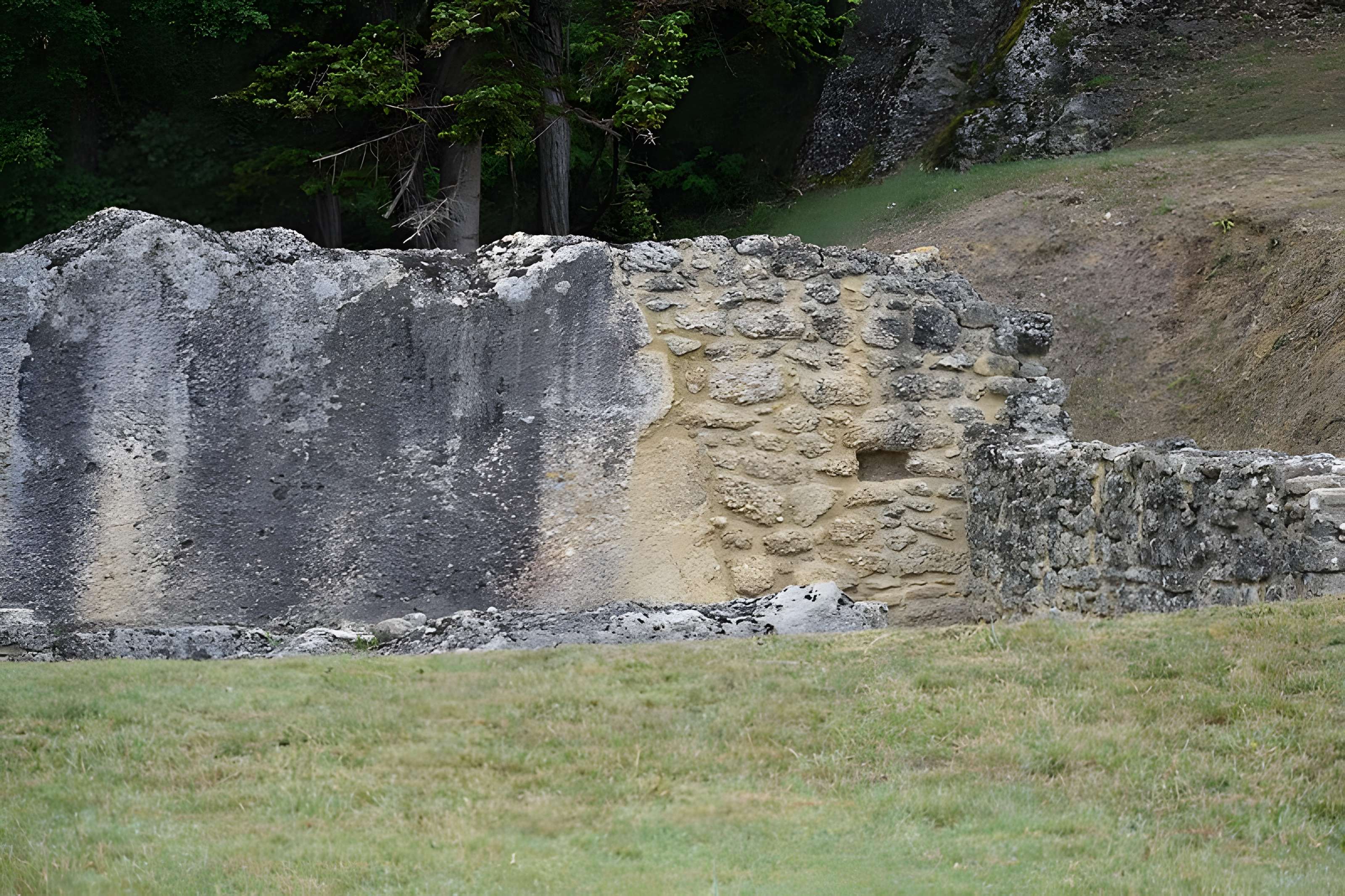 Église Notre-Dame et croix de pierre de Vals