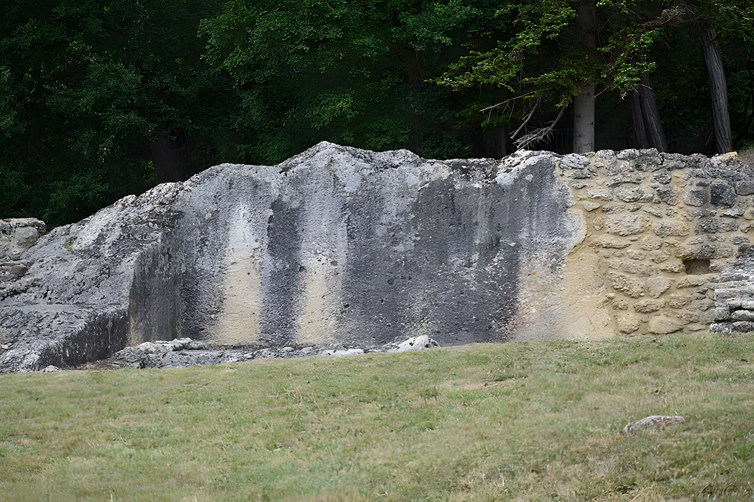 Église Notre-Dame et croix de pierre de Vals