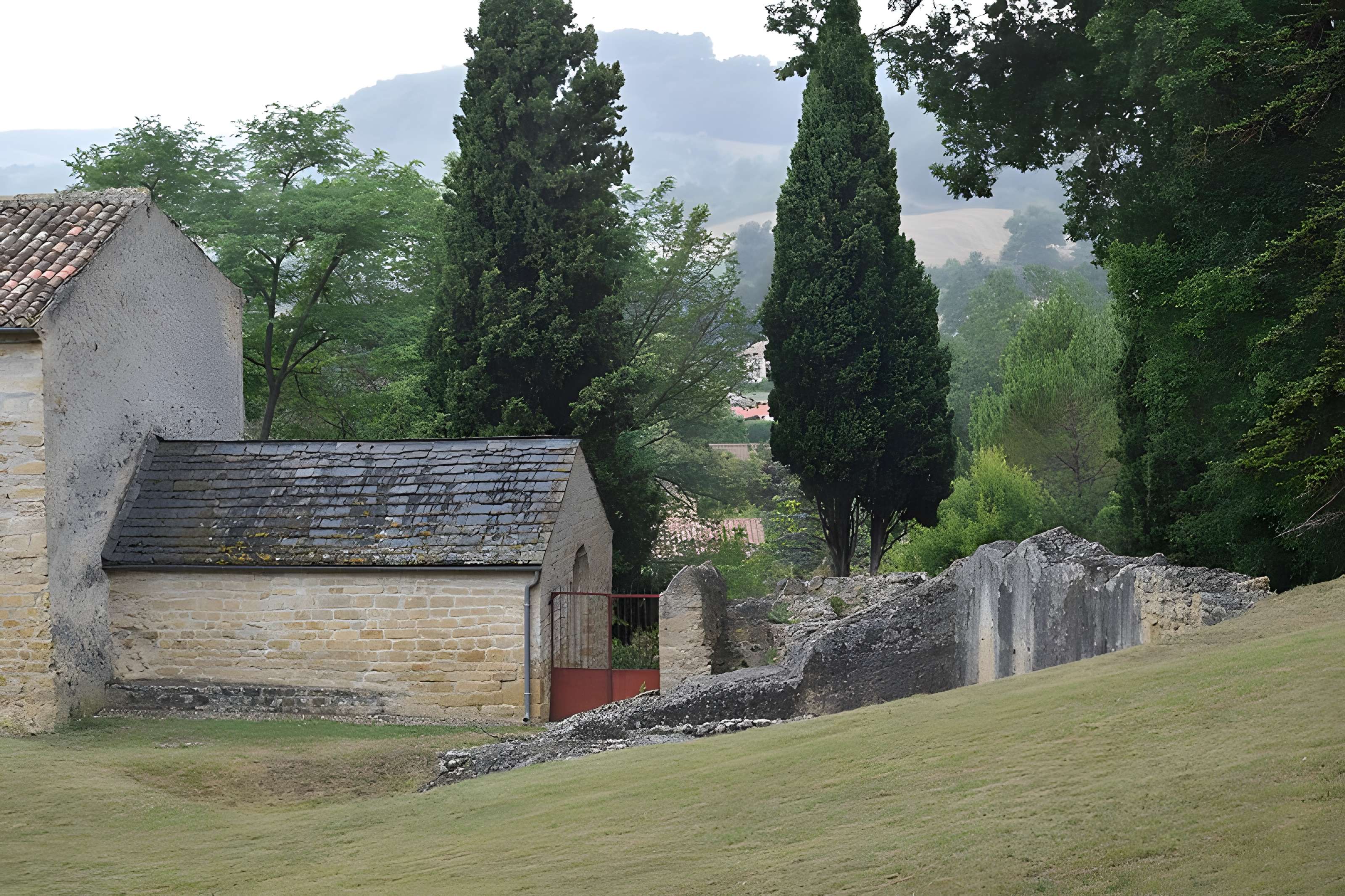 Église Notre-Dame et croix de pierre de Vals