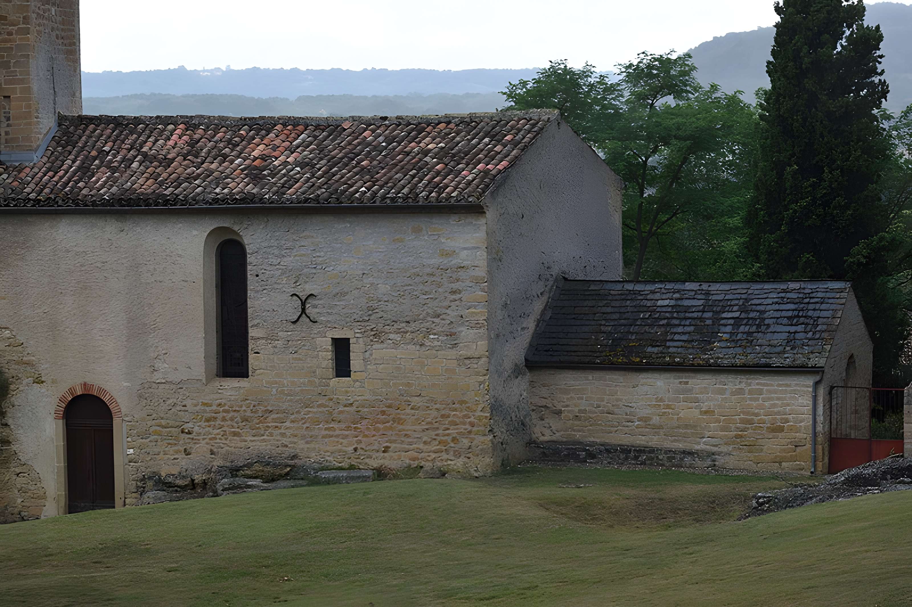 Église Notre-Dame et croix de pierre de Vals