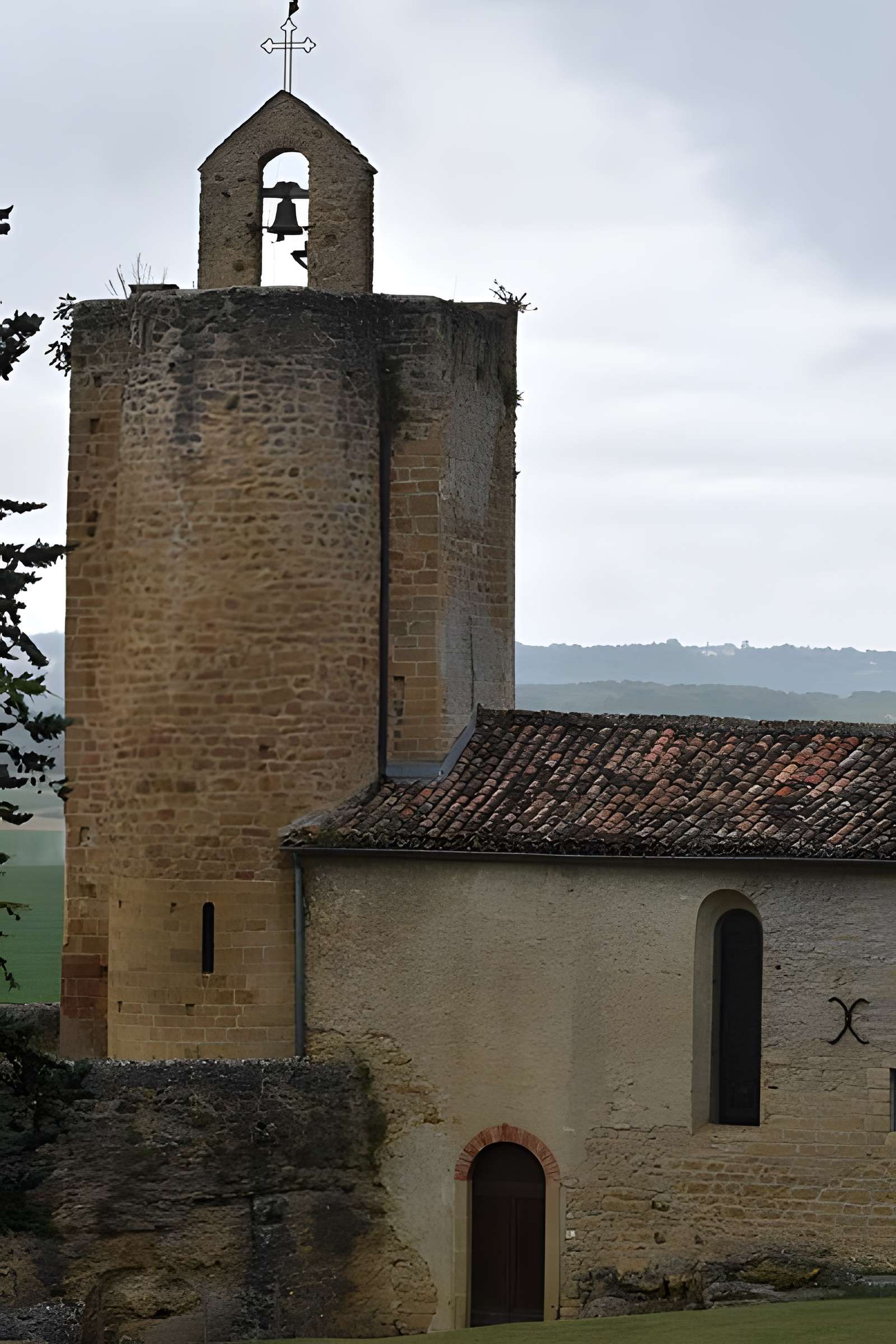 Église Notre-Dame et croix de pierre de Vals