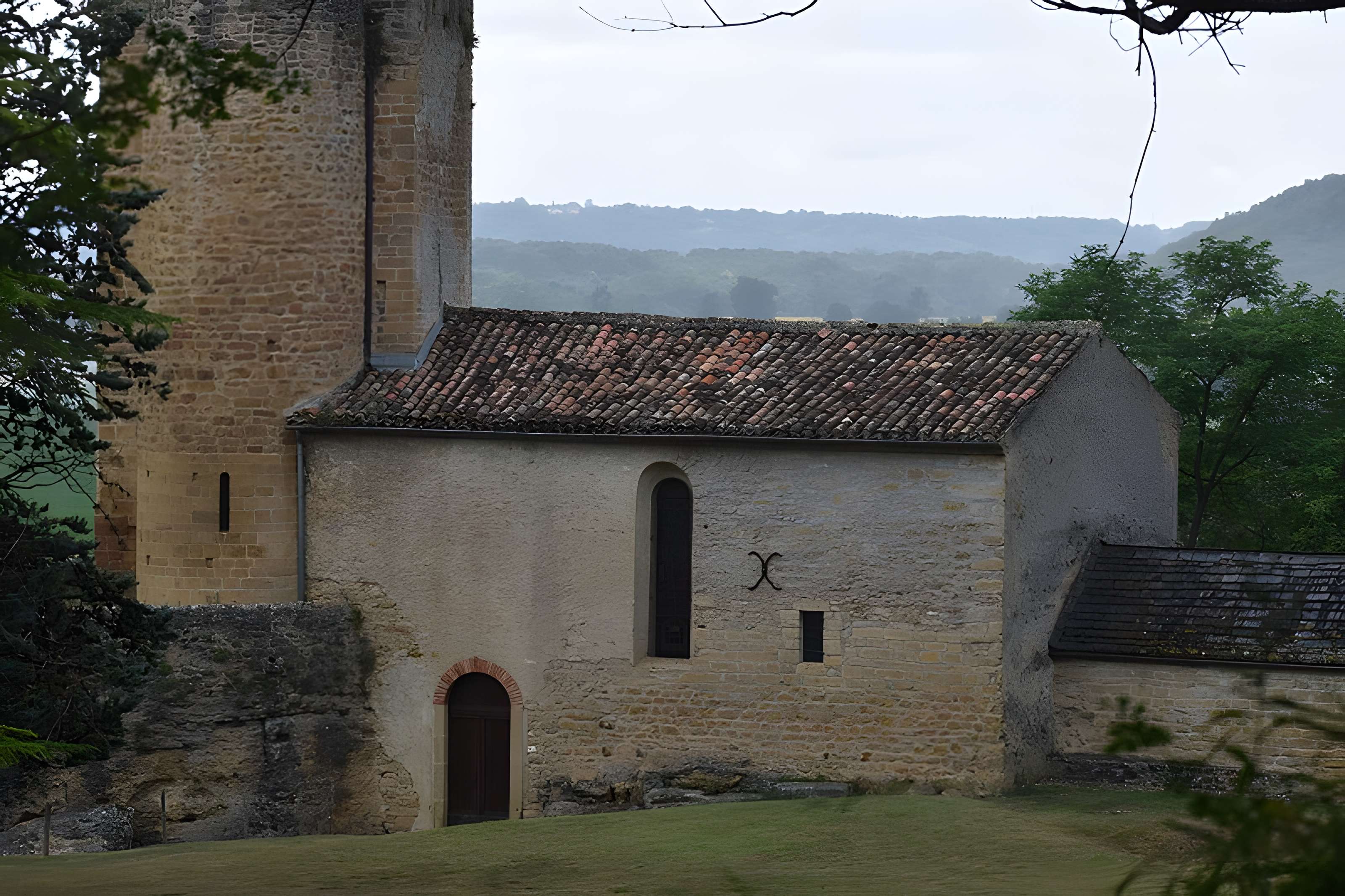 Église Notre-Dame et croix de pierre de Vals