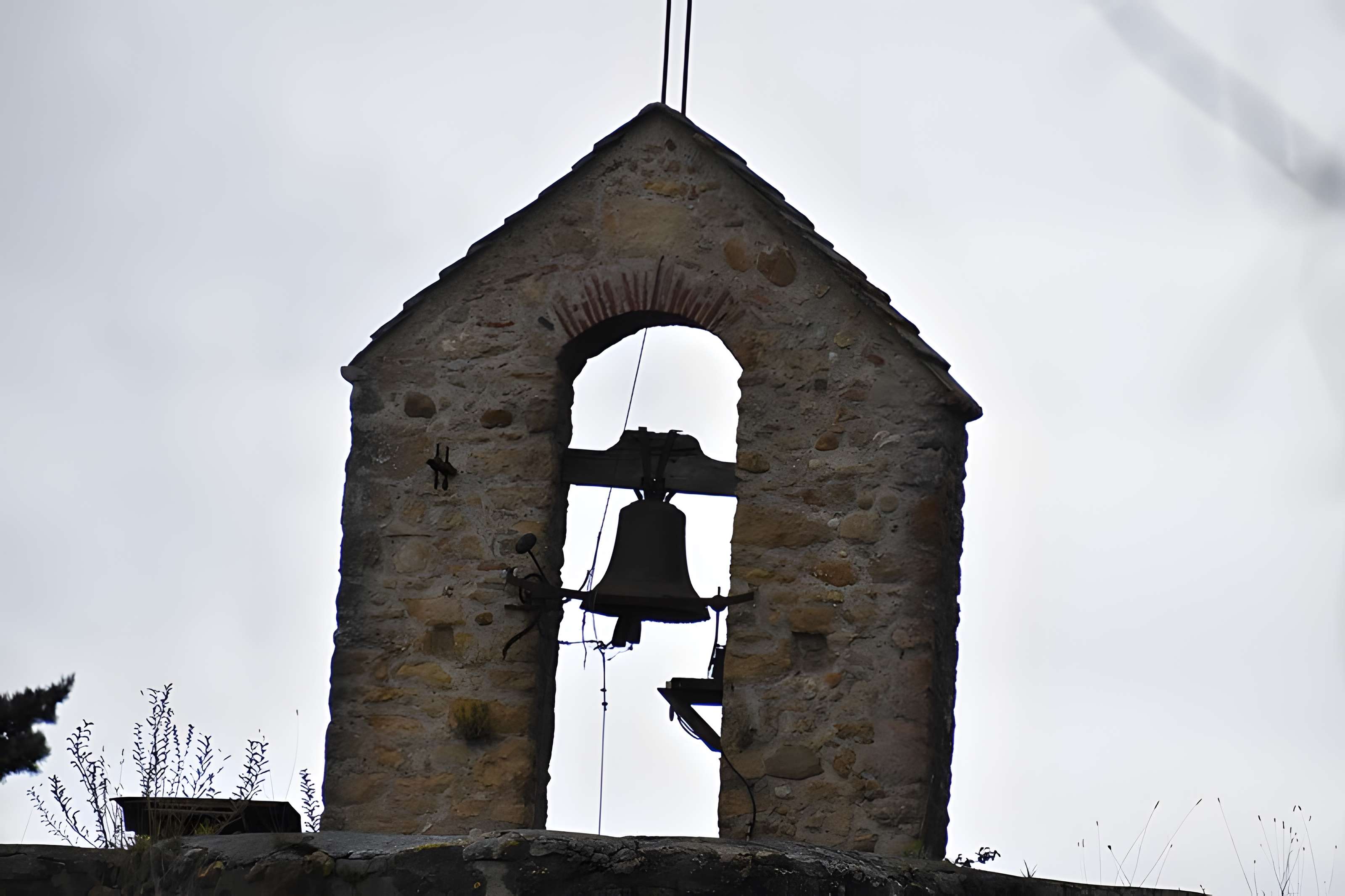Église Notre-Dame et croix de pierre de Vals